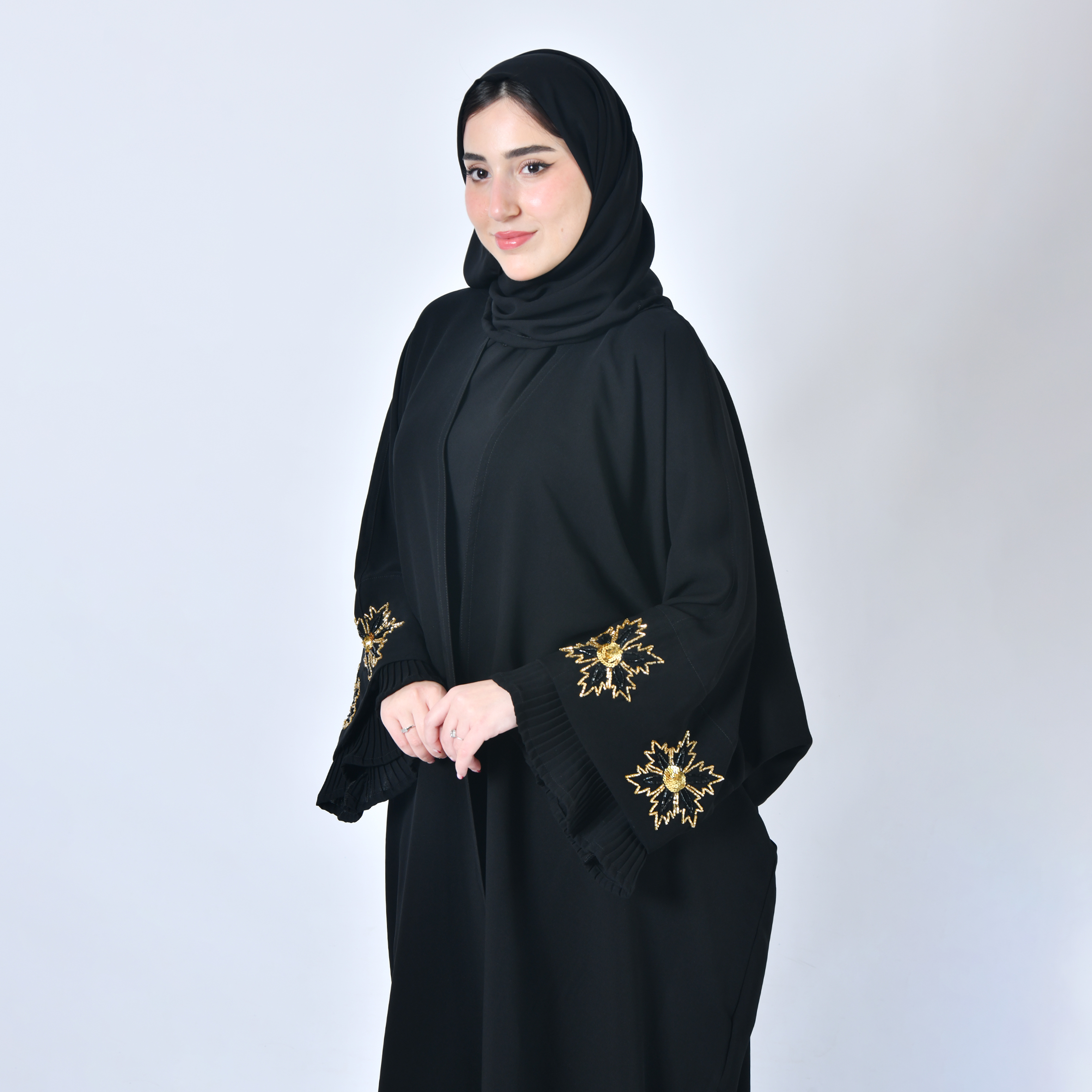  عباية لف سوداء بشت بأكمام مميزة واسعة مزينة بشك يدوي بارز باللون الاسود والذهبي  