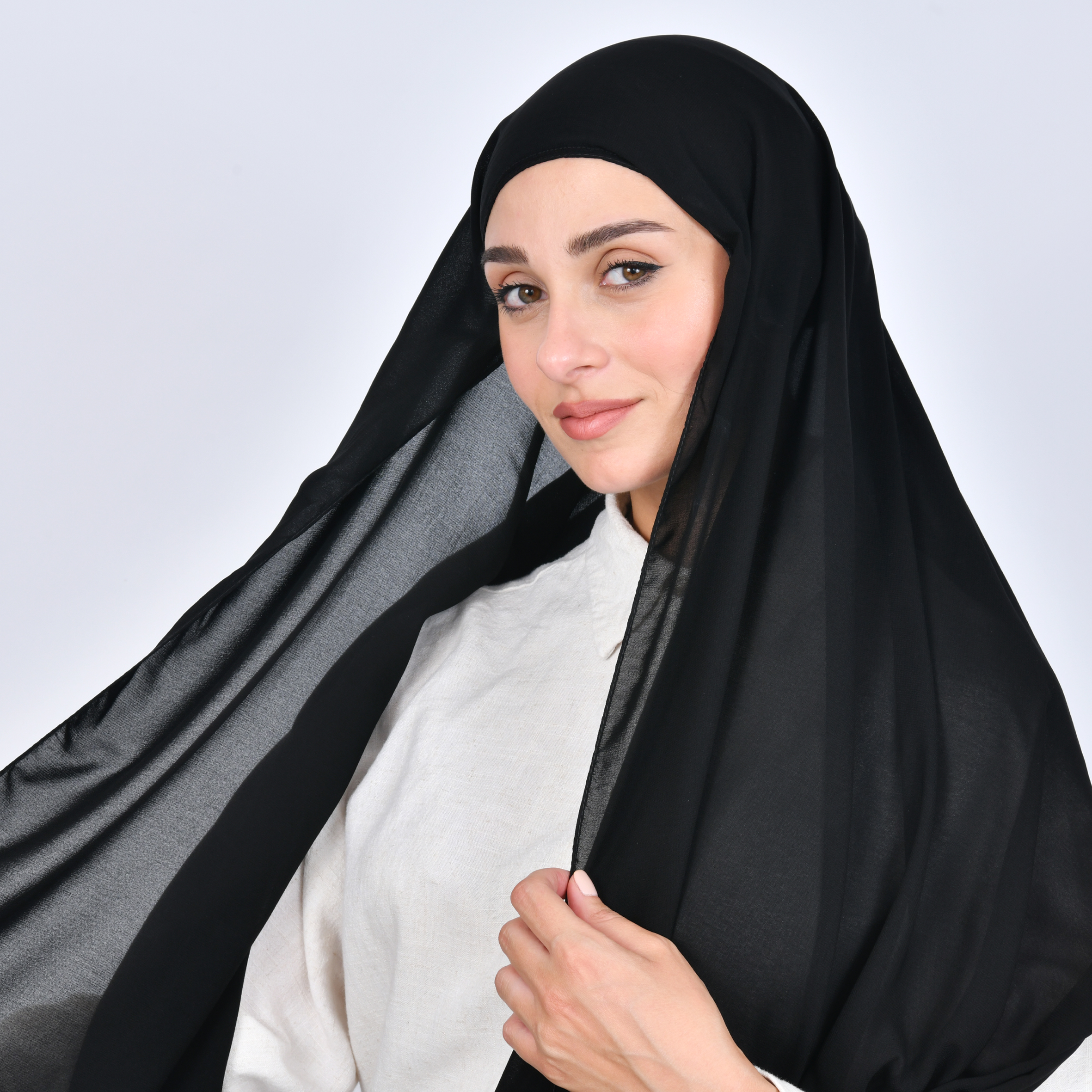  طرحة حرير بقبعة قطنية متصلة - سوداء 