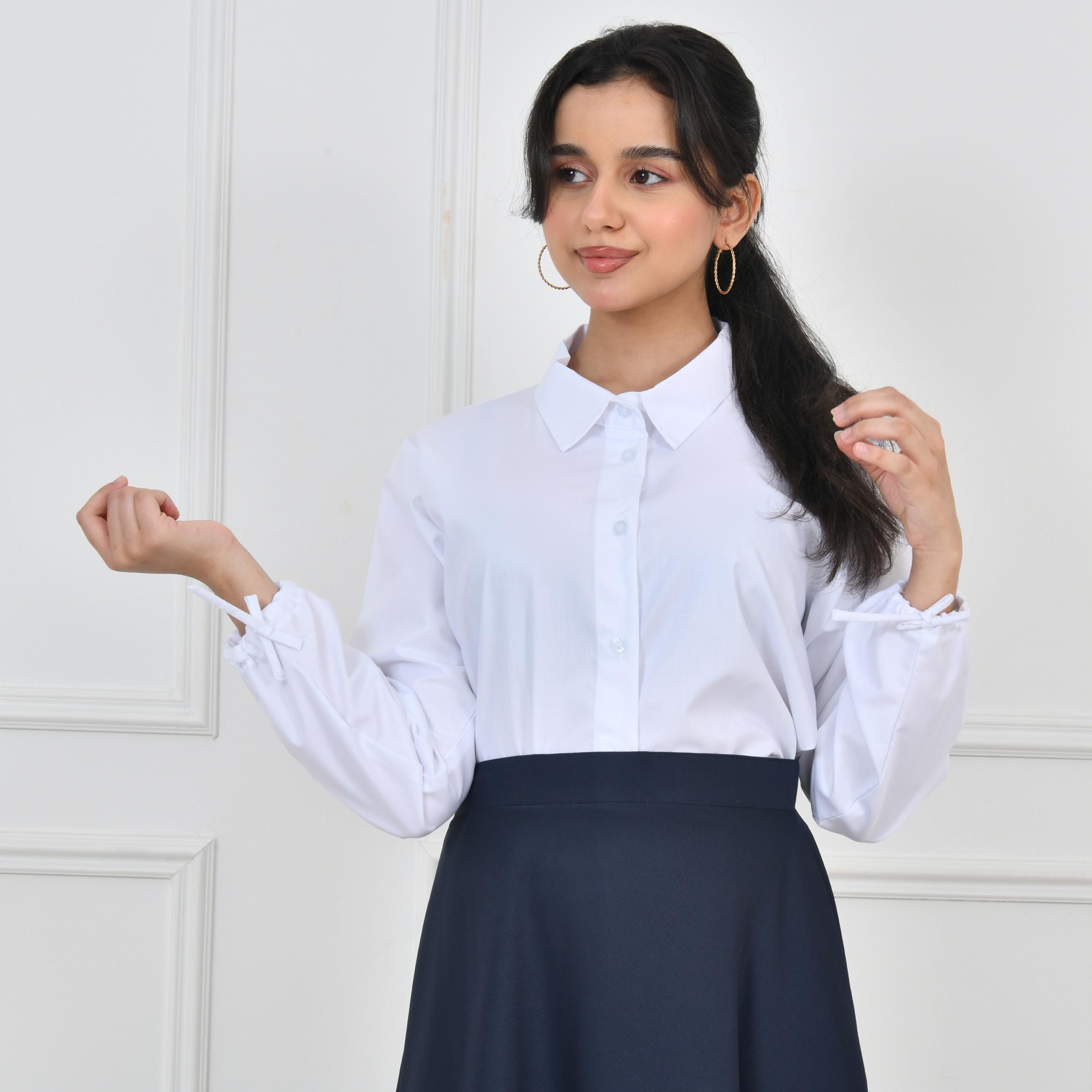  قميص ابيض باكمام زم مع ربطة اغلاق  