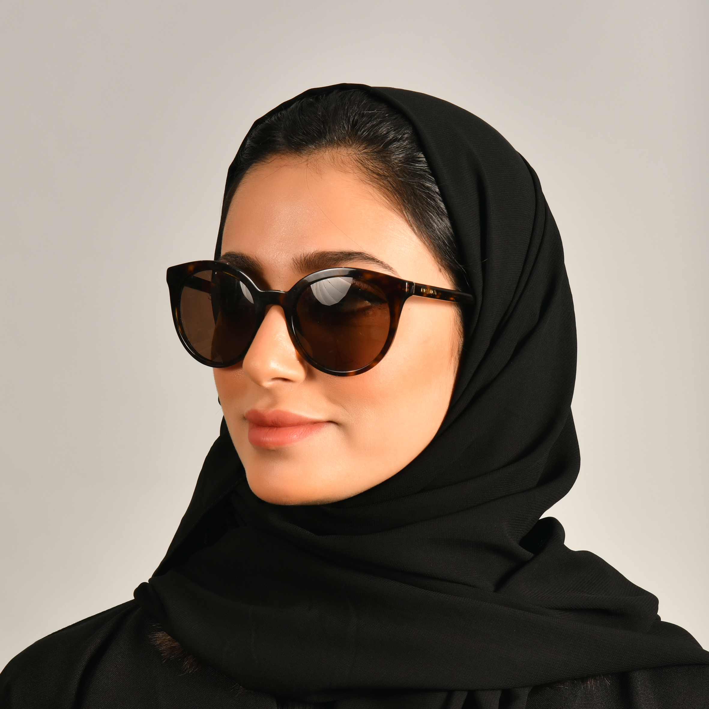  طرحة سوداء ساده بدون اي تفاصيل بارزة  