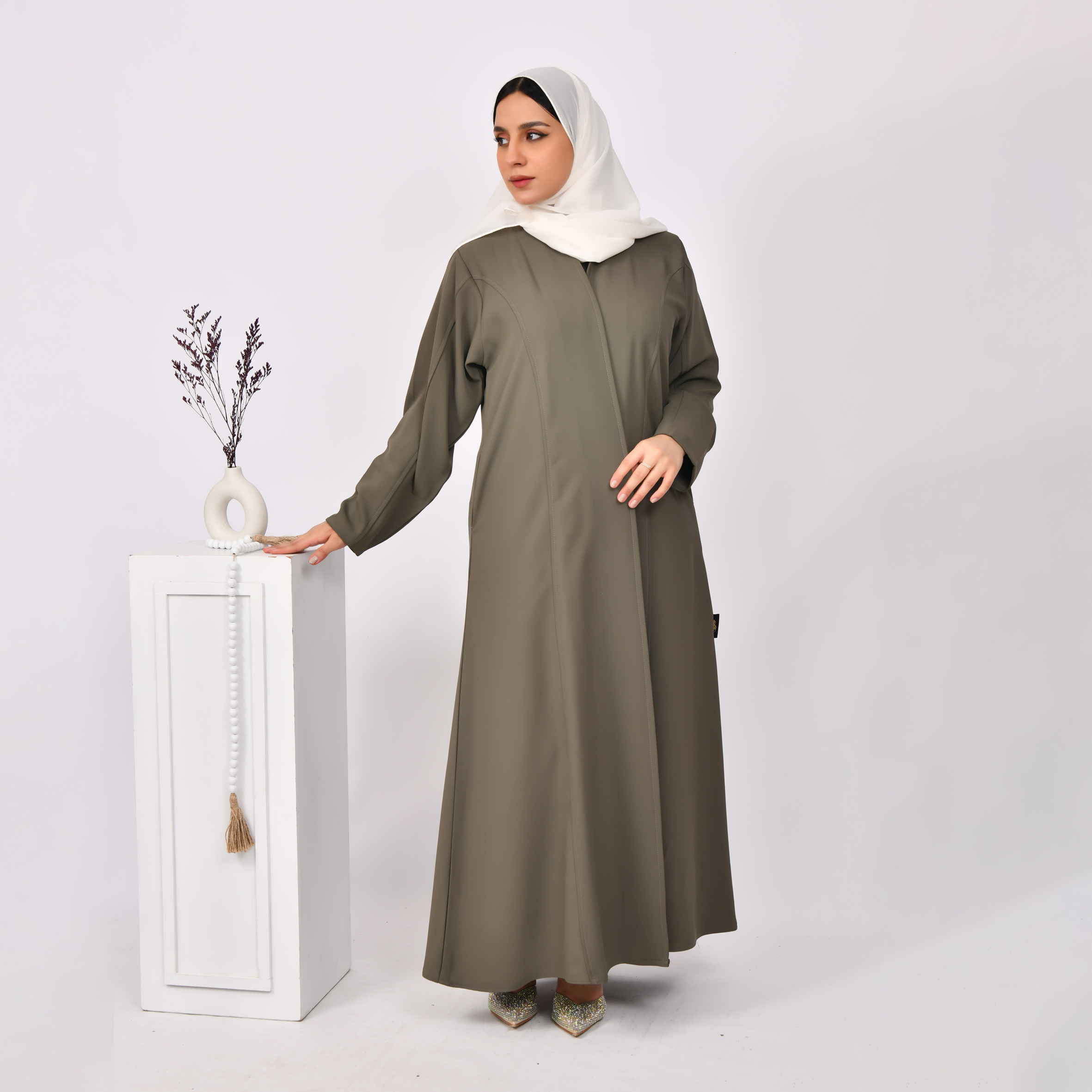  عباية لف باللون الاخضر الزيتي الفاتح ربع كلوش بخطوط تفصيلية مع جيوب جانبية مخفية 