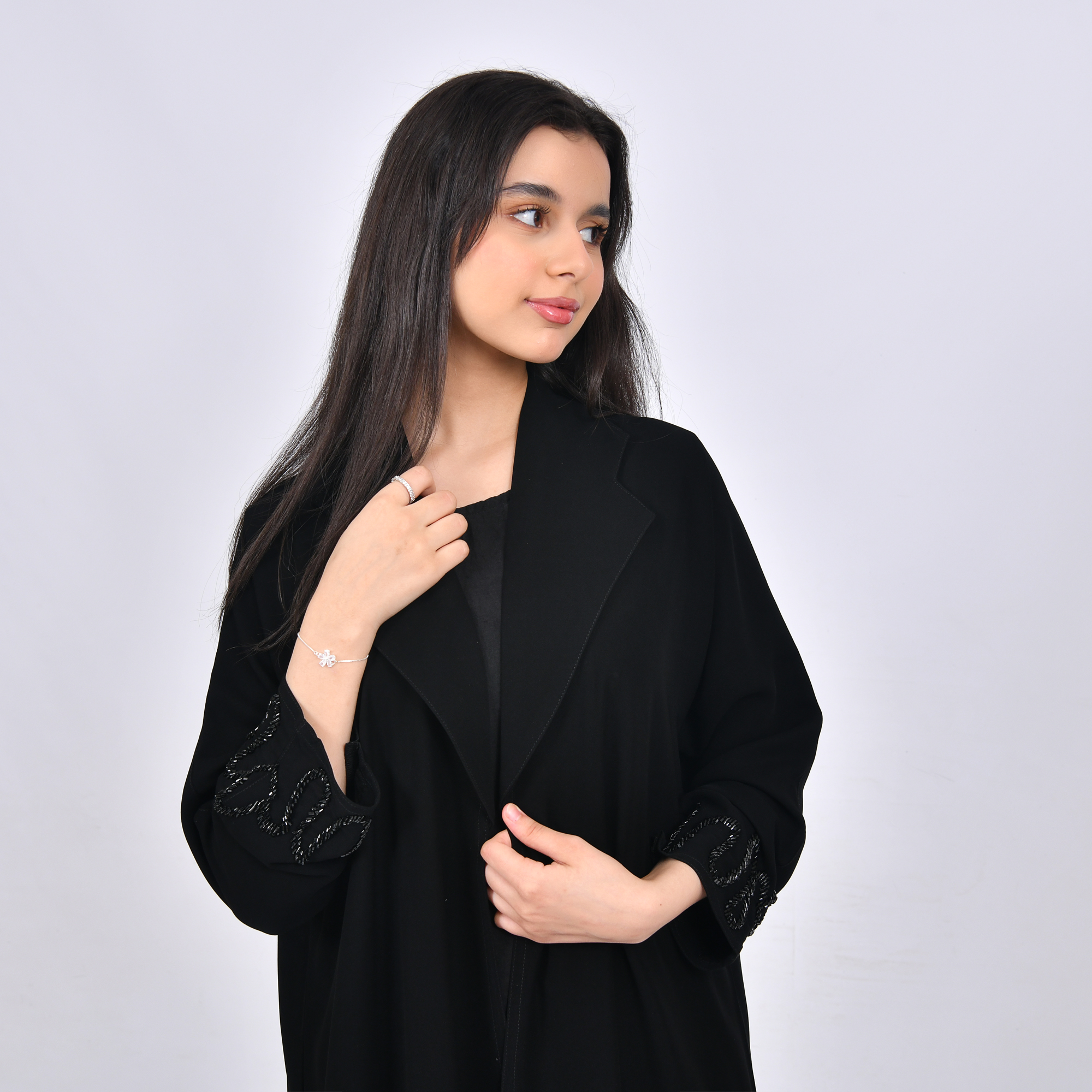  عبايته بناتيه بياقة  رسميه و شك بالأكمام 