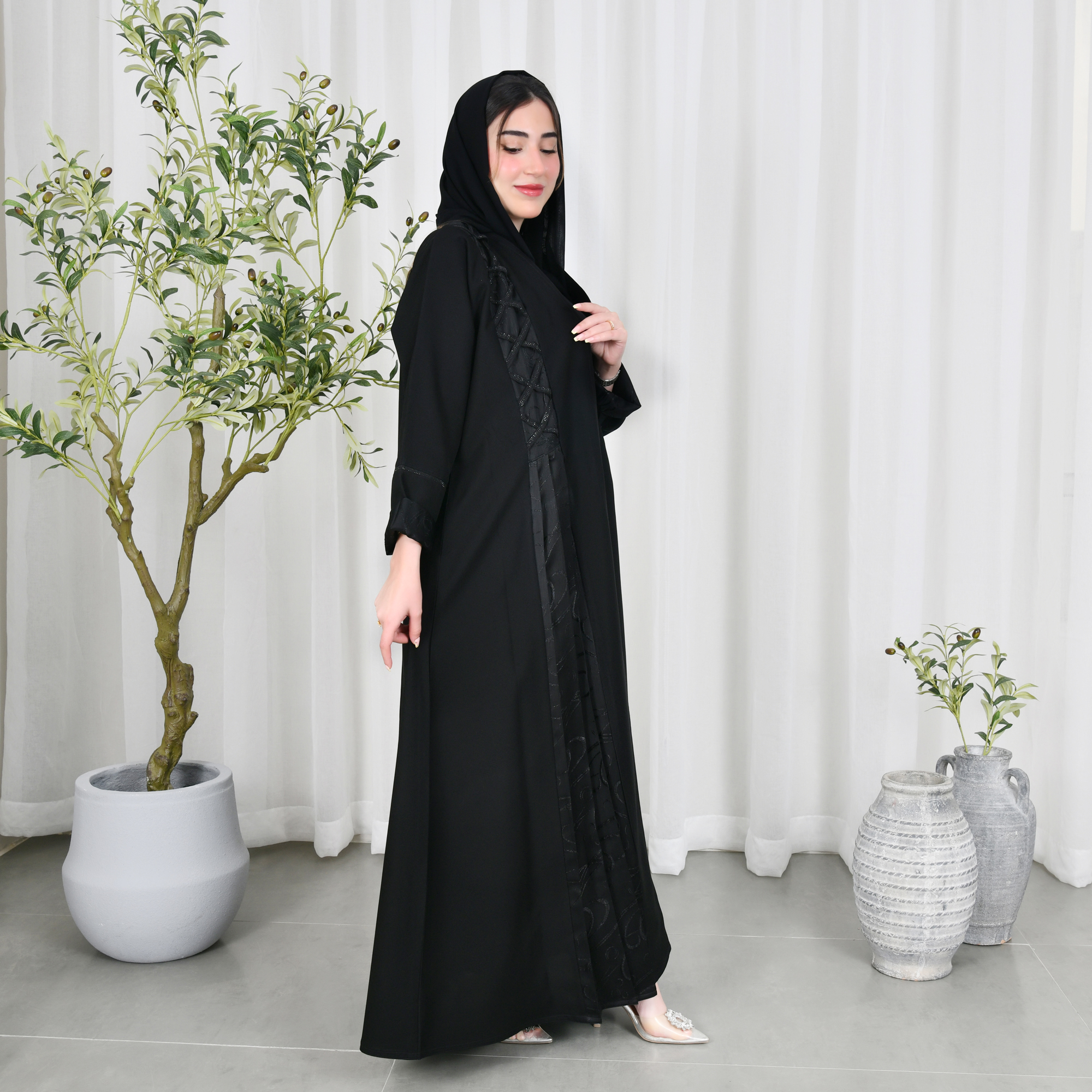  عباية لف سوداء بدمج قماشين مزينة بقيطان من الفصوص وكسرات عى جانبي العباية  