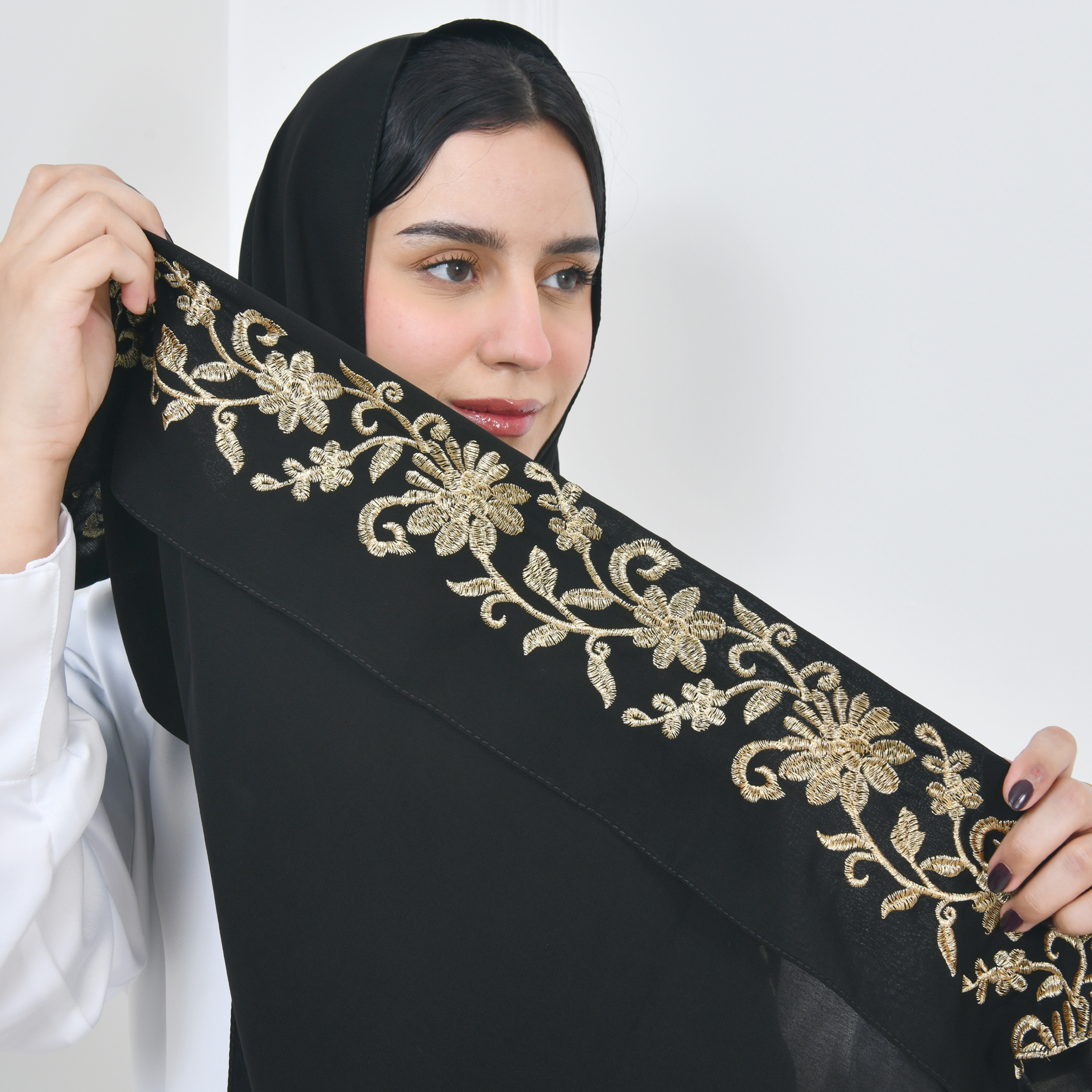  طرحه لينن اسود مع  تطريز زهري بالخيوط الذهبية 