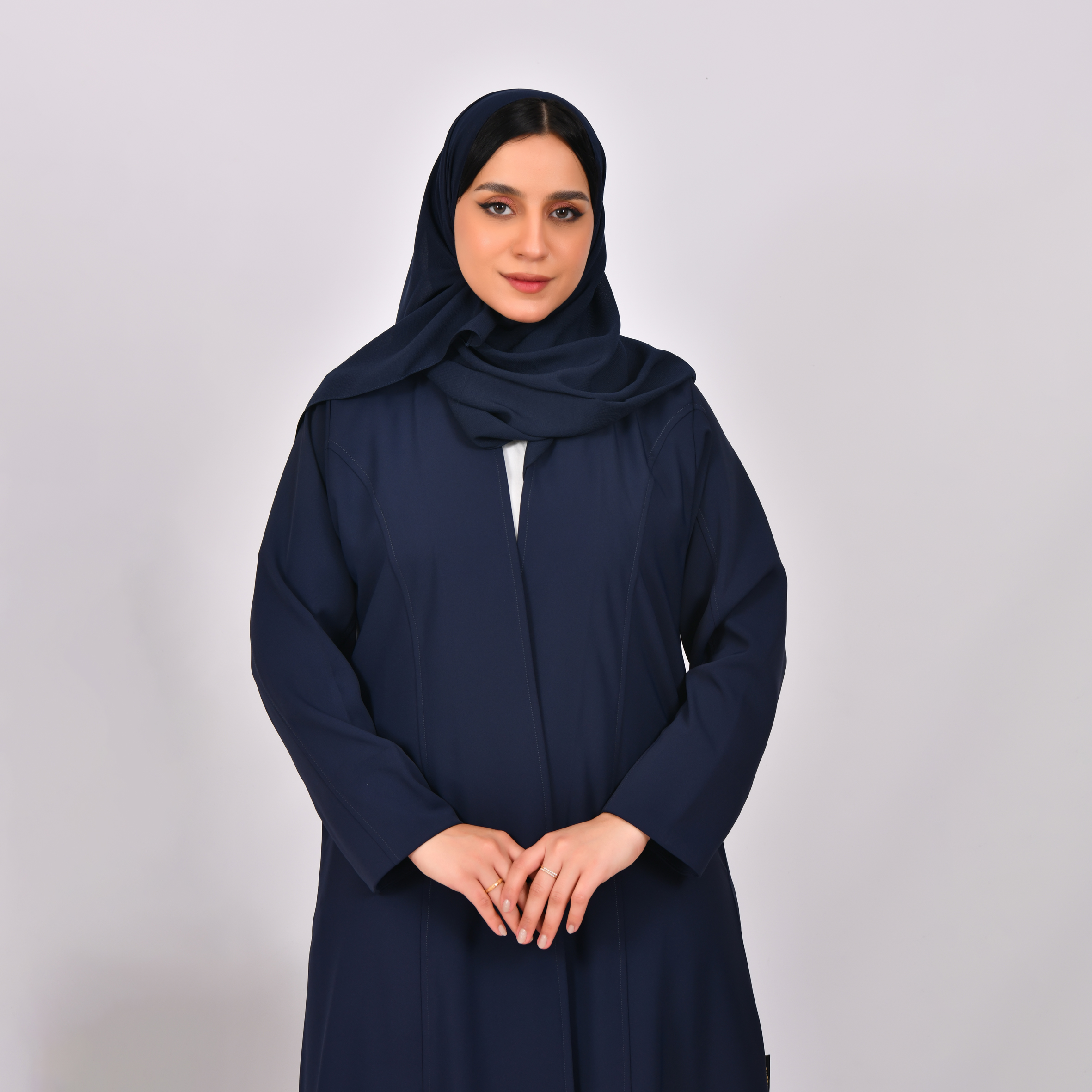  عباية لف باللون الكحلي ربع كلوش بخطوط تفصيلية مع جيوب جانبية مخفية 