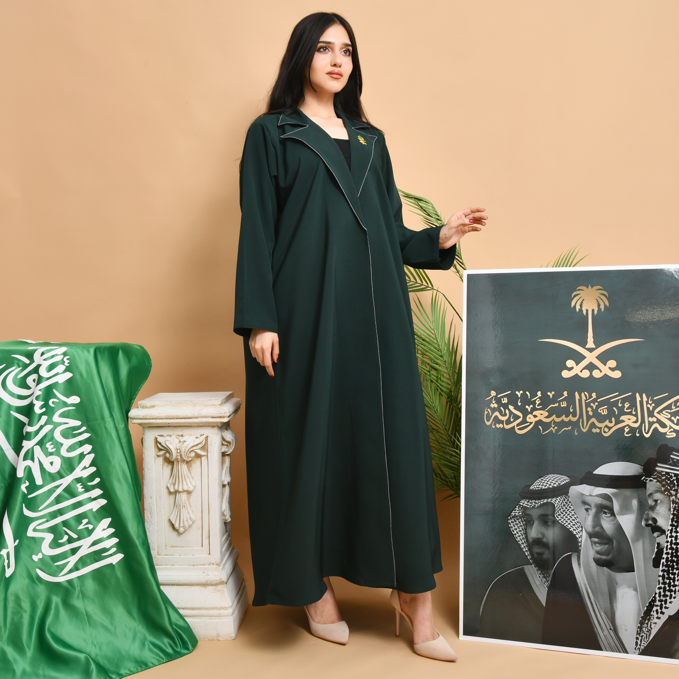  عباية بتصميم بليزر ربع كلوش بتطريز ابيض على الياقة  