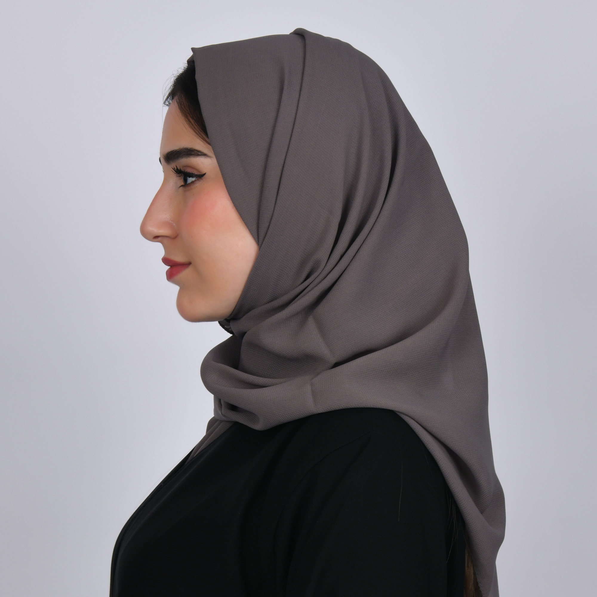  طرحه حرير بلون رمادي  بني 