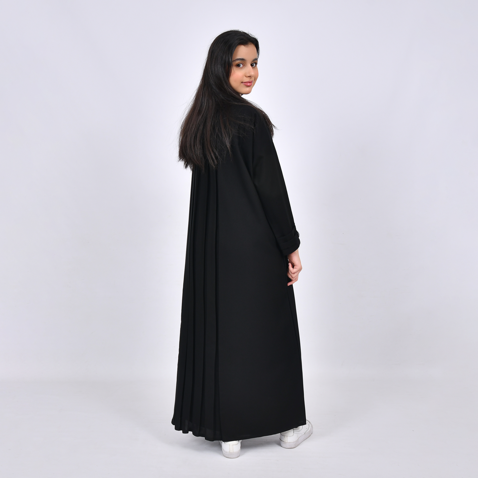  عبايه بناتيه رسميه مغلقة بزر طقطق تتميز بكسرات من الخلف  