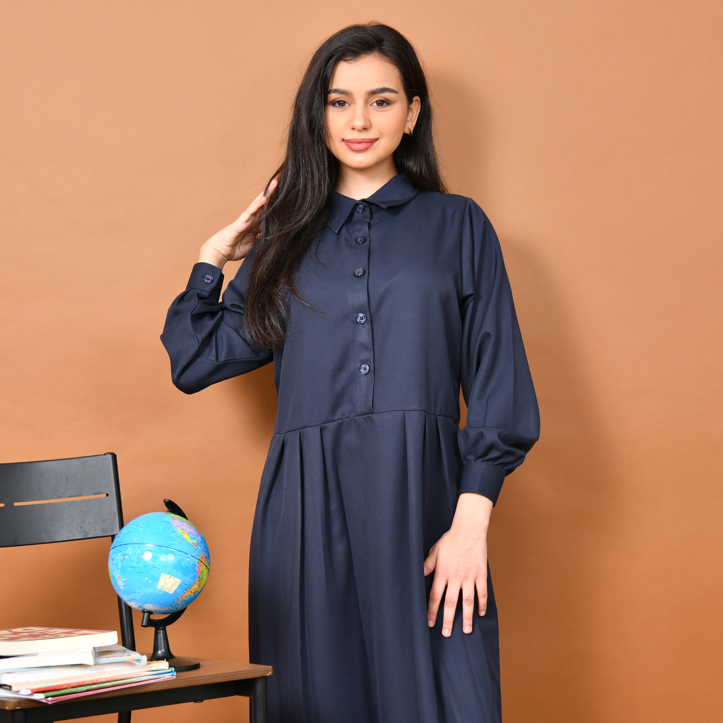  مريول أنيق بأكمام طويلة وياقة رسمية مرفق مع فيست مخطط بربطة لإطلالة عصرية ومميّزة- ثانوي(كحلي) 