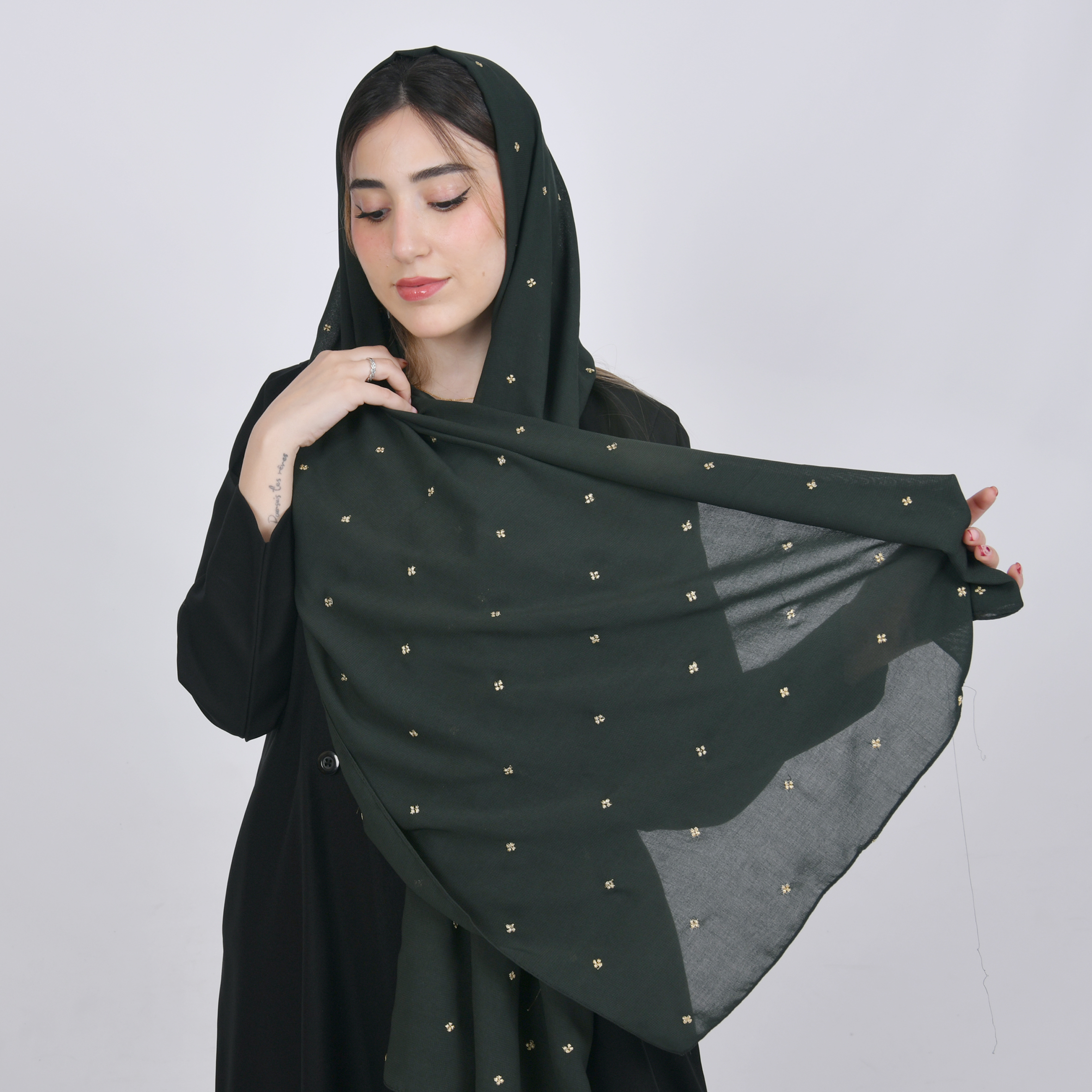  طرحه حرير بلون اخضر زيتي بتطريز زهور ذهبيه متفرقه 