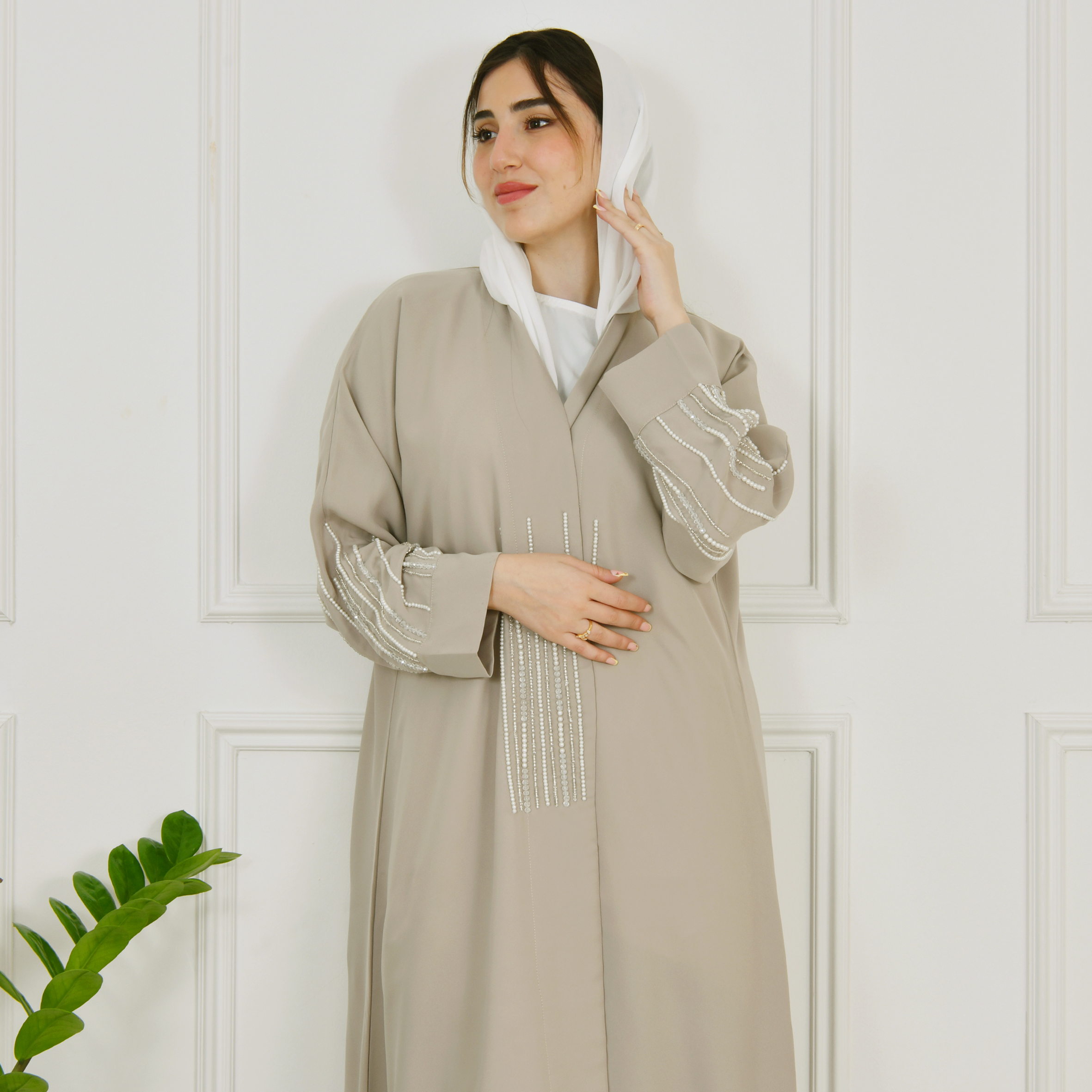  عباية لف بيج مزينة بالكريستال و اللؤلؤ  