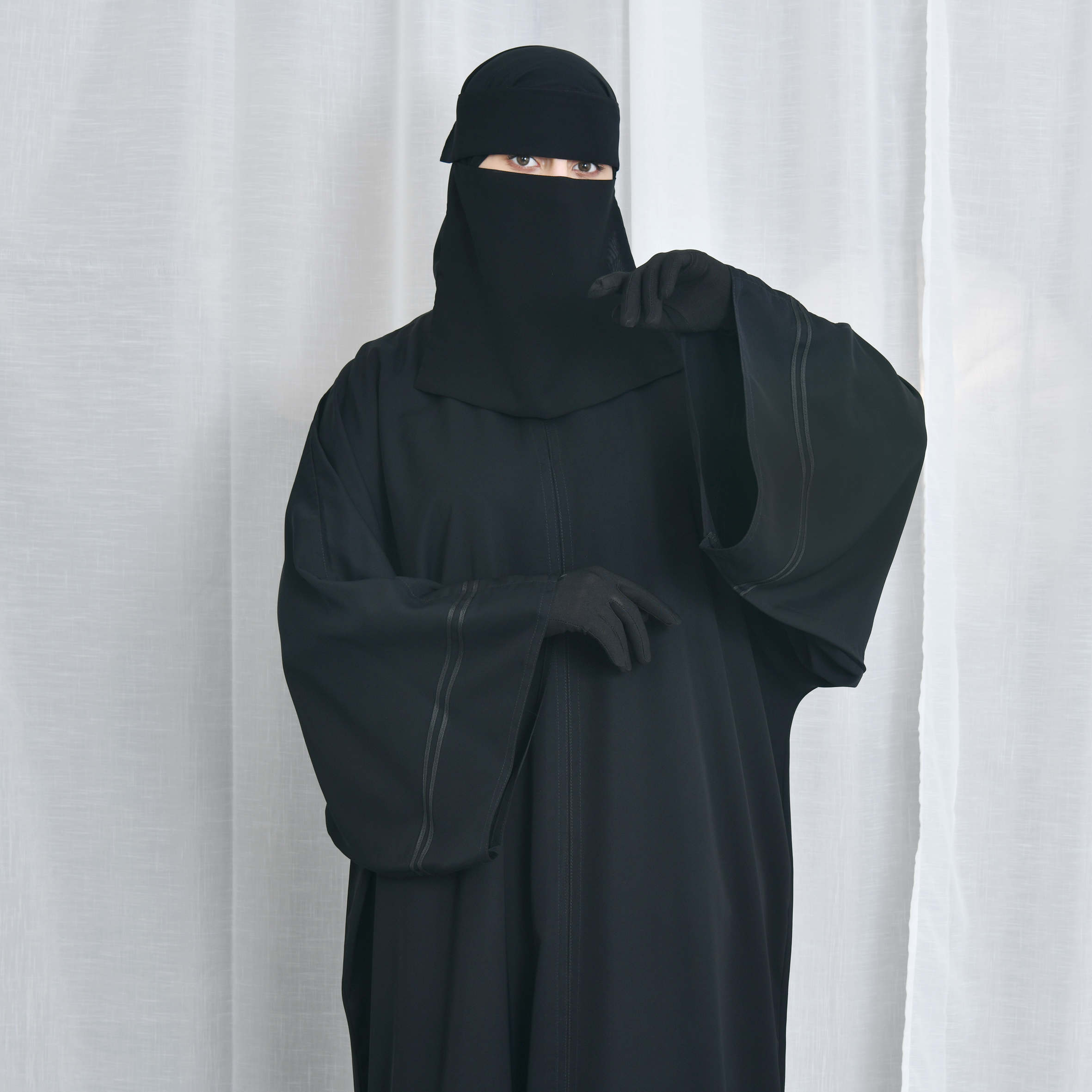  عباية كتف سوداء مغلقة بطقطق وكم واسع مزين بقيطان 
