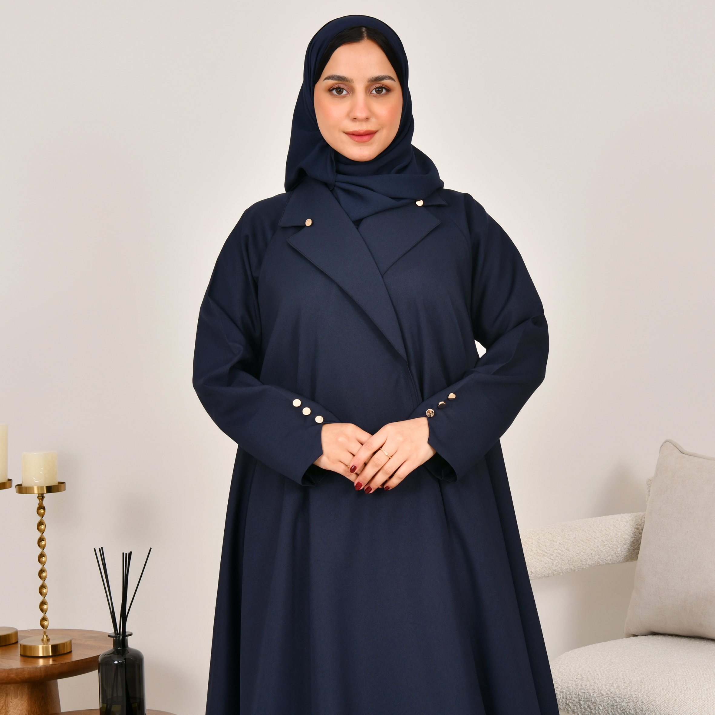  عباية بقصة رسمية كلوش بااللون الكحلي مزينة بأزرار ذهبية 