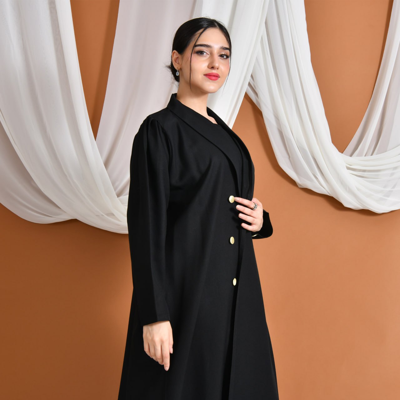  عباية سِما | رسمية  لف بأكمام بف مزينة بأزرار ذهبية 