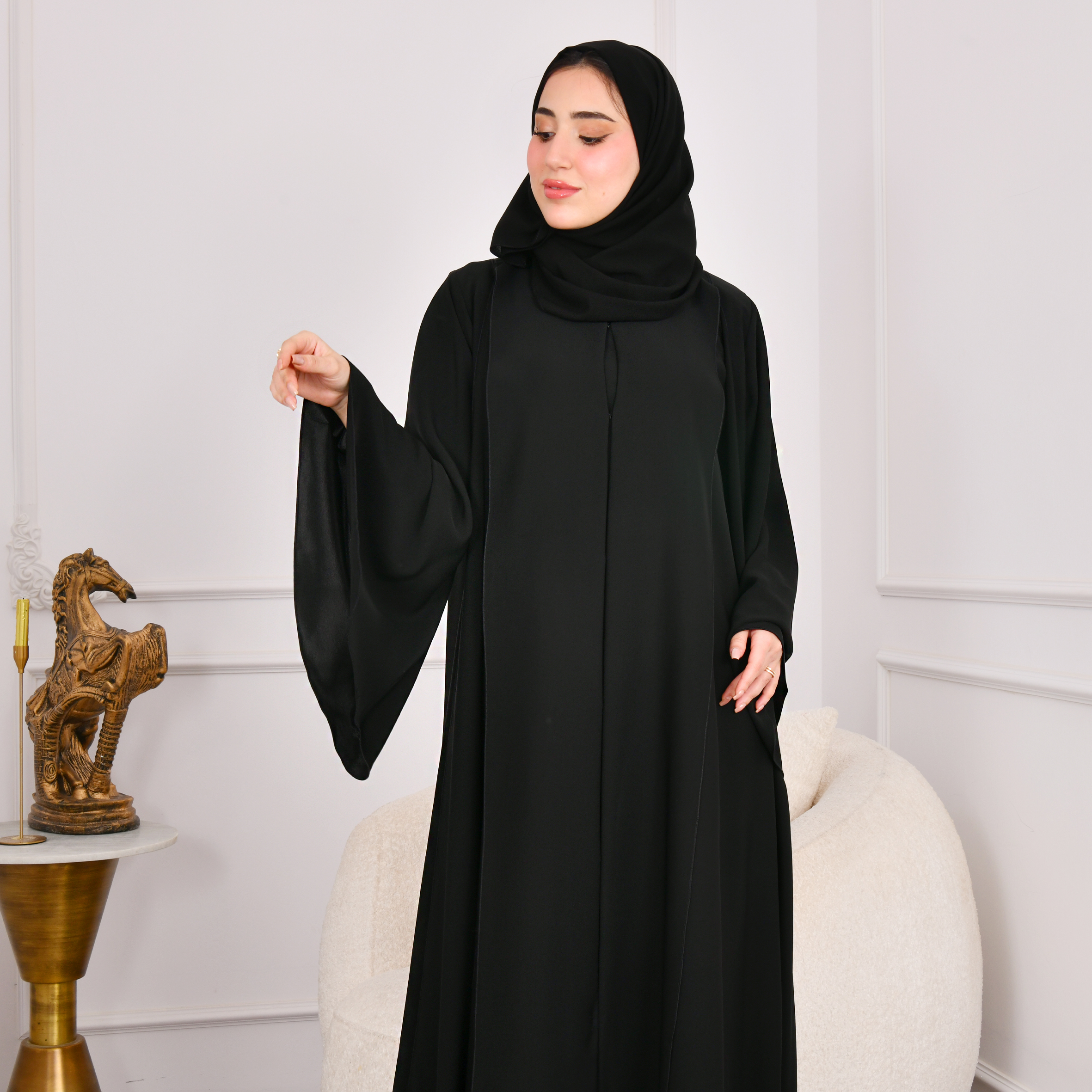  عباية بتصميم اماراتي مميز مغلقة بقصة كلوش وكم واسع 