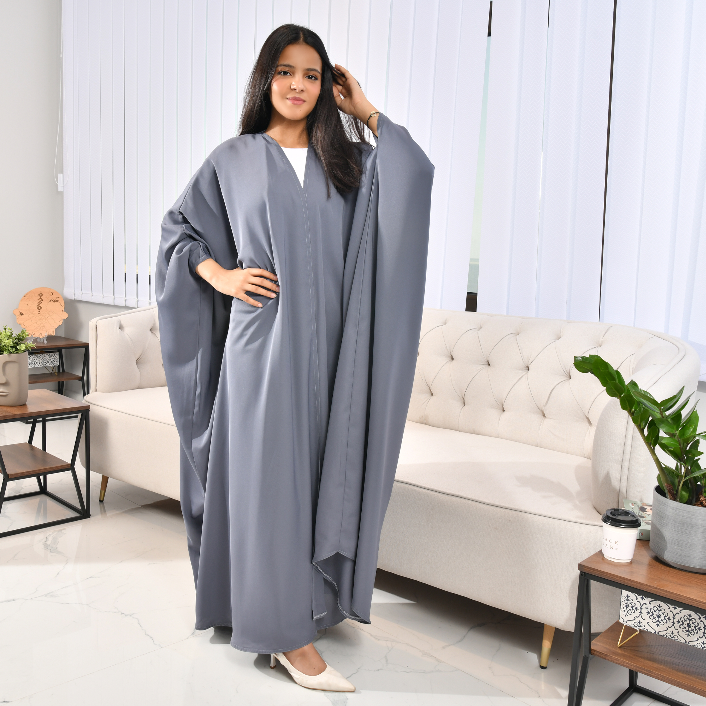 عباية لف  بناتي  بلون رمادي الفاتح بتصميم ناعم وقماش حريري بارد 