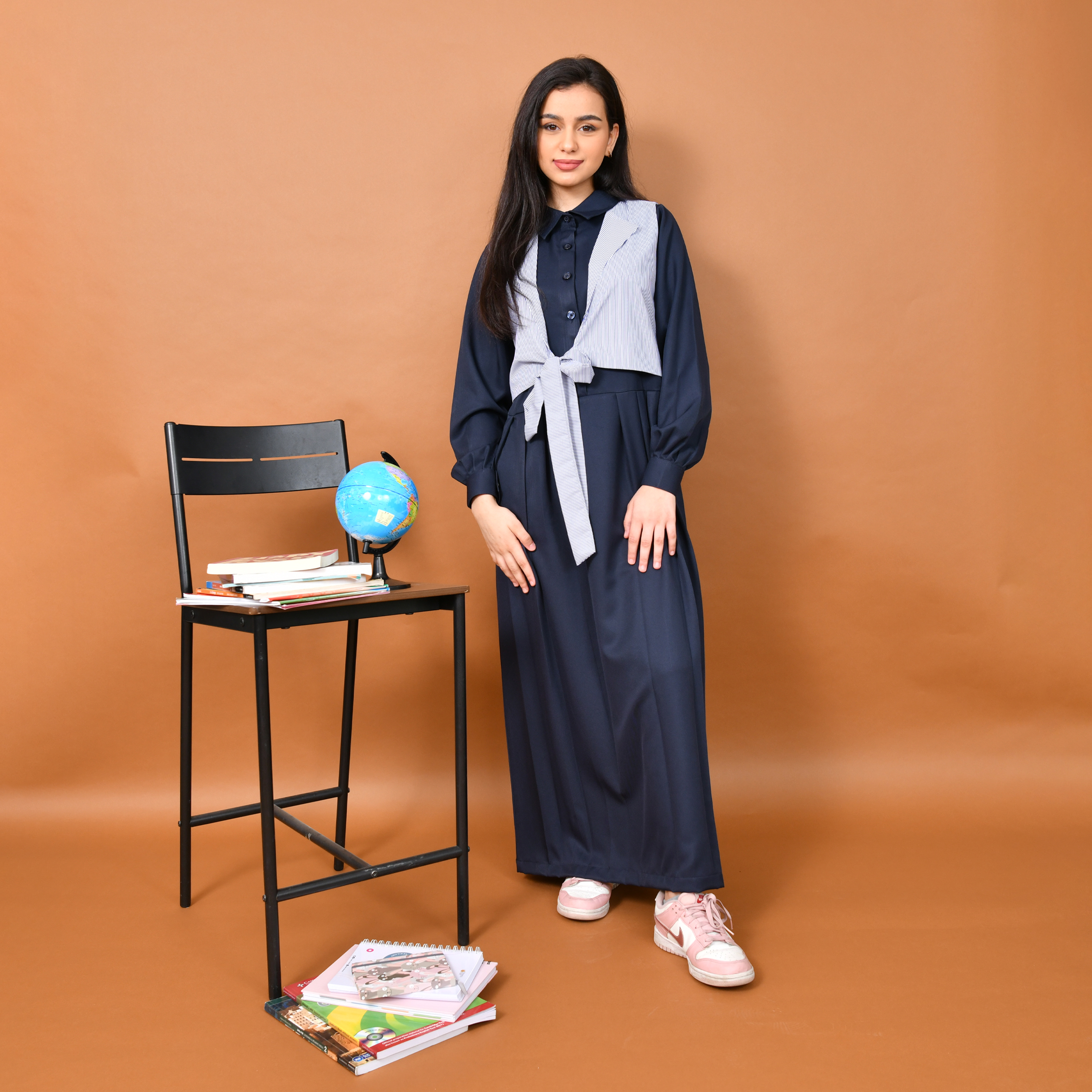  مريول أنيق بأكمام طويلة وياقة رسمية مرفق مع فيست مخطط بربطة لإطلالة عصرية ومميّزة- ثانوي(كحلي) 