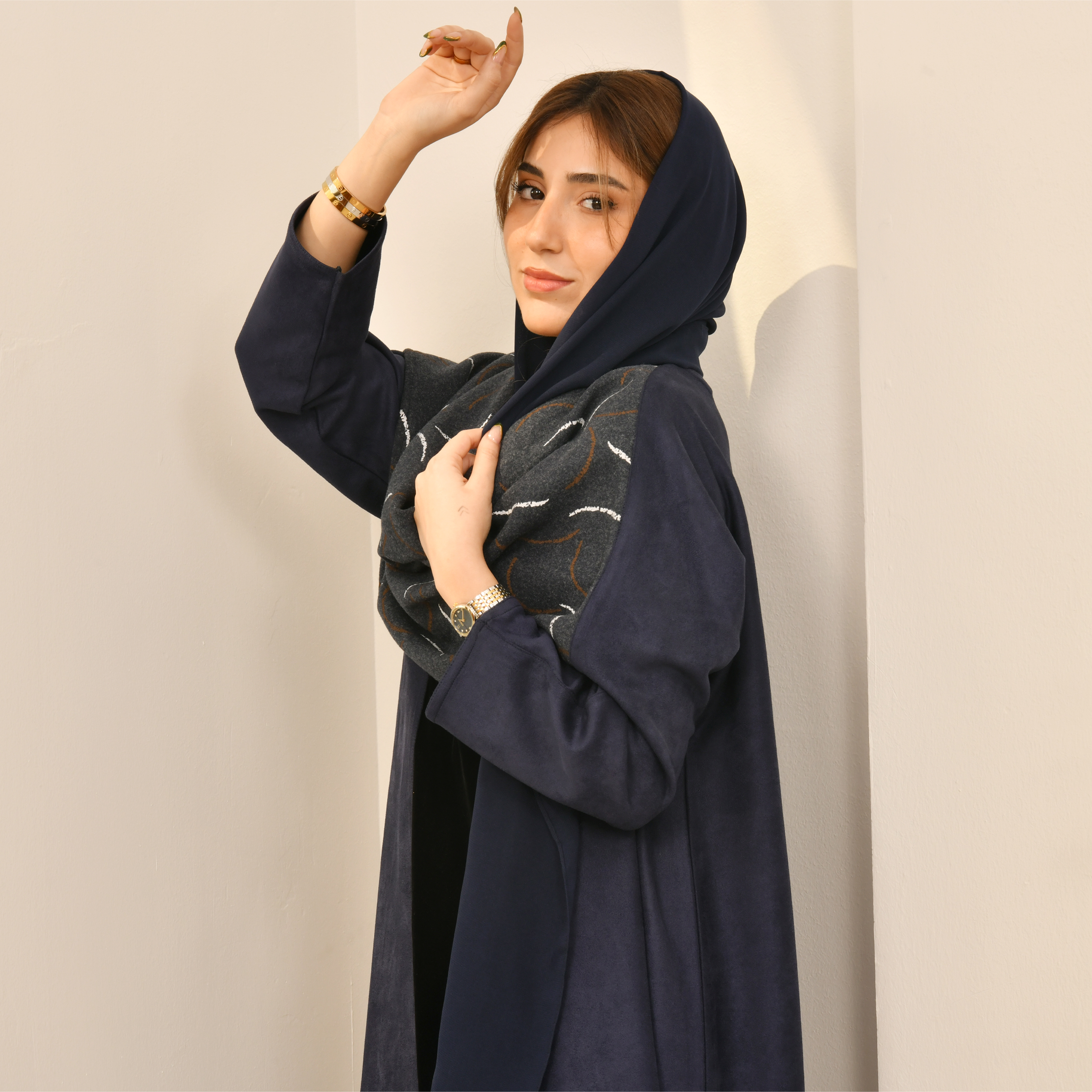  عباية لف كحلية سادة بشال جانبي منقوش بنقوش بسيطة  