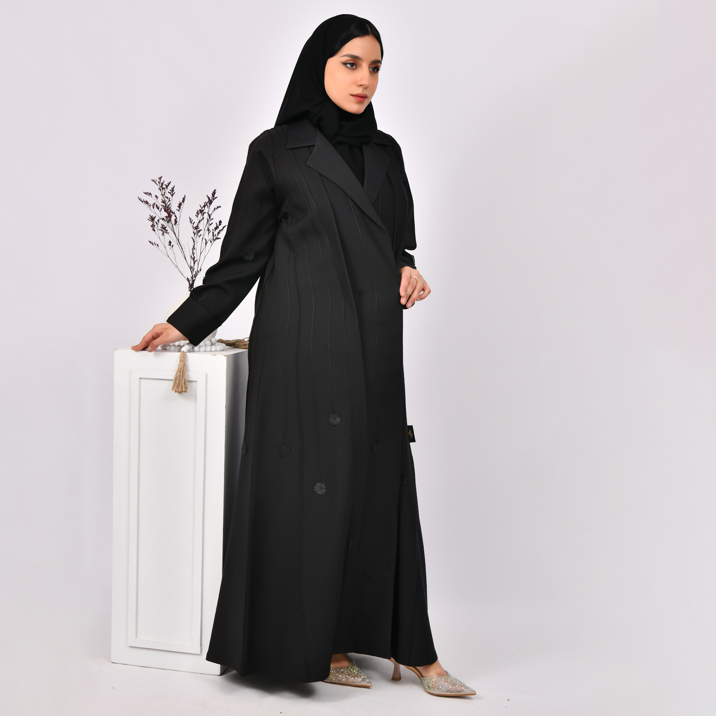  عباية سوداء ربع كلوش بقصة رسمية مزينة بقيطان وزهور سوداء 