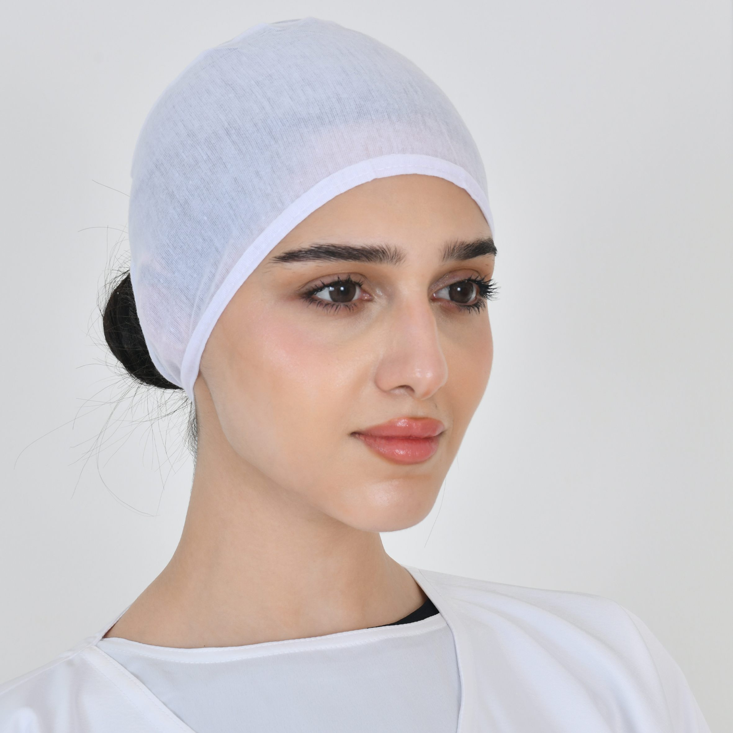  قبعة بيضاء برباط خلفي 