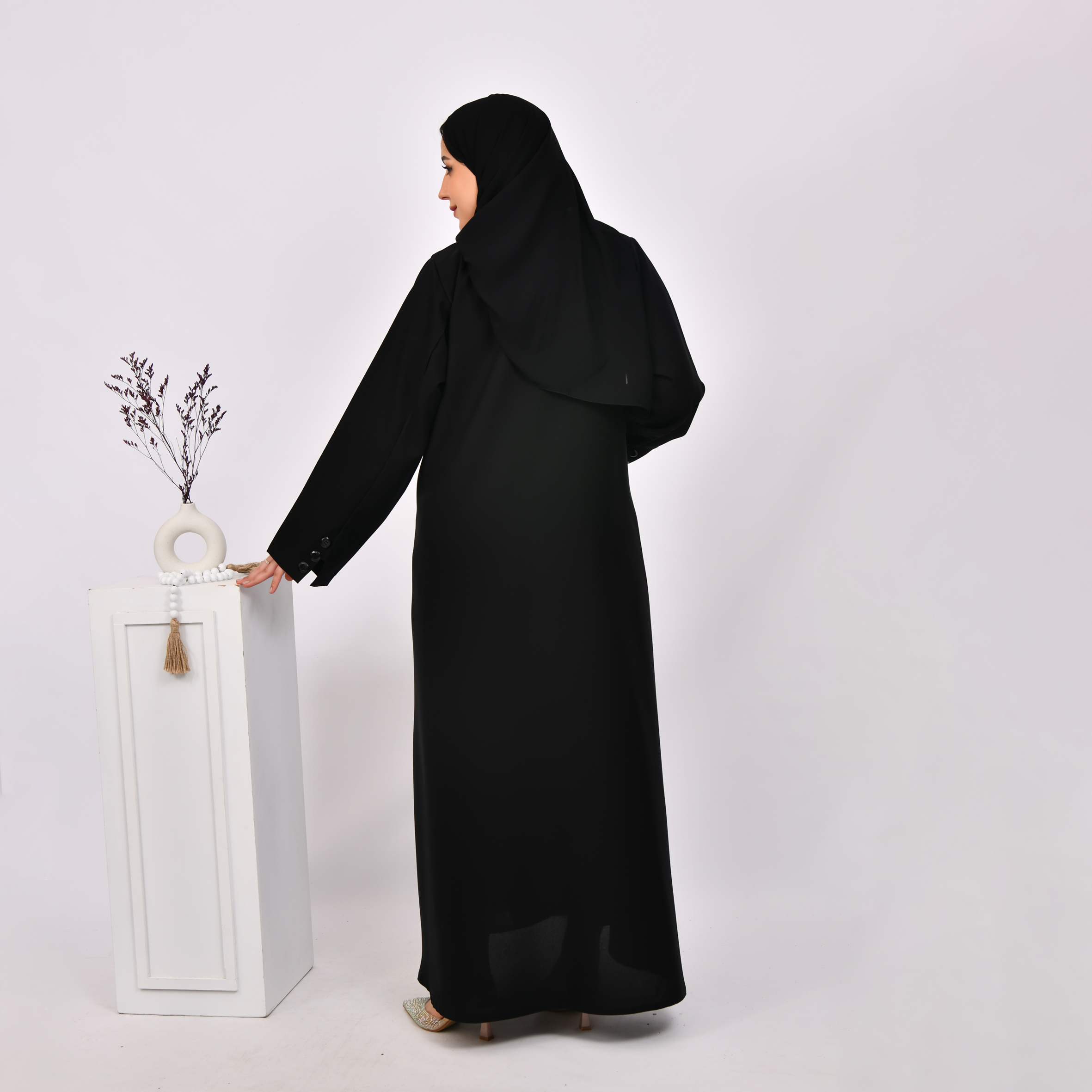  عباية سوداء تصميم بليزر بكتفايات مغلقة بأزرار وجيوب جانبية  
