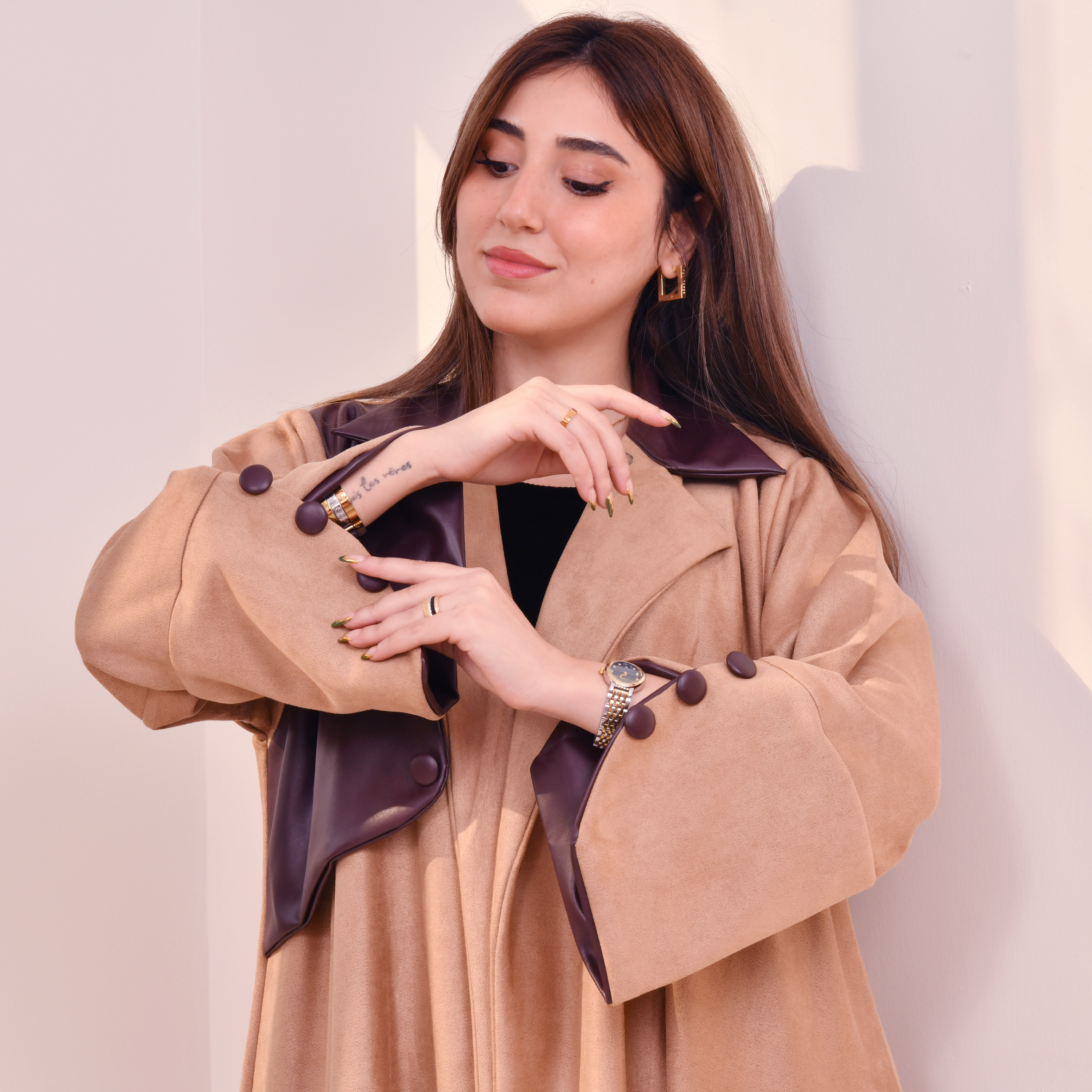  عباية لف شتوية من المخمل البيج مع تداخل الجلد العنابي الداكن و اكمام واسعه مزينة  بأزرا 