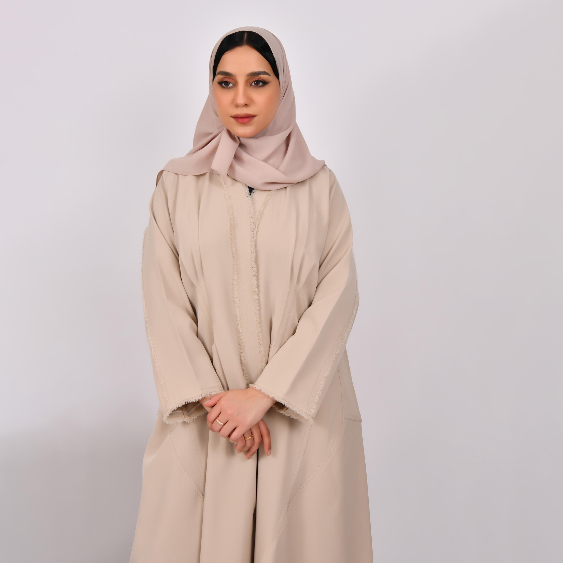  عباية لف باللون البيج بشراشيب  على اطراف العباية والاكمام و كسرات امامية وخلفية ناعمه 