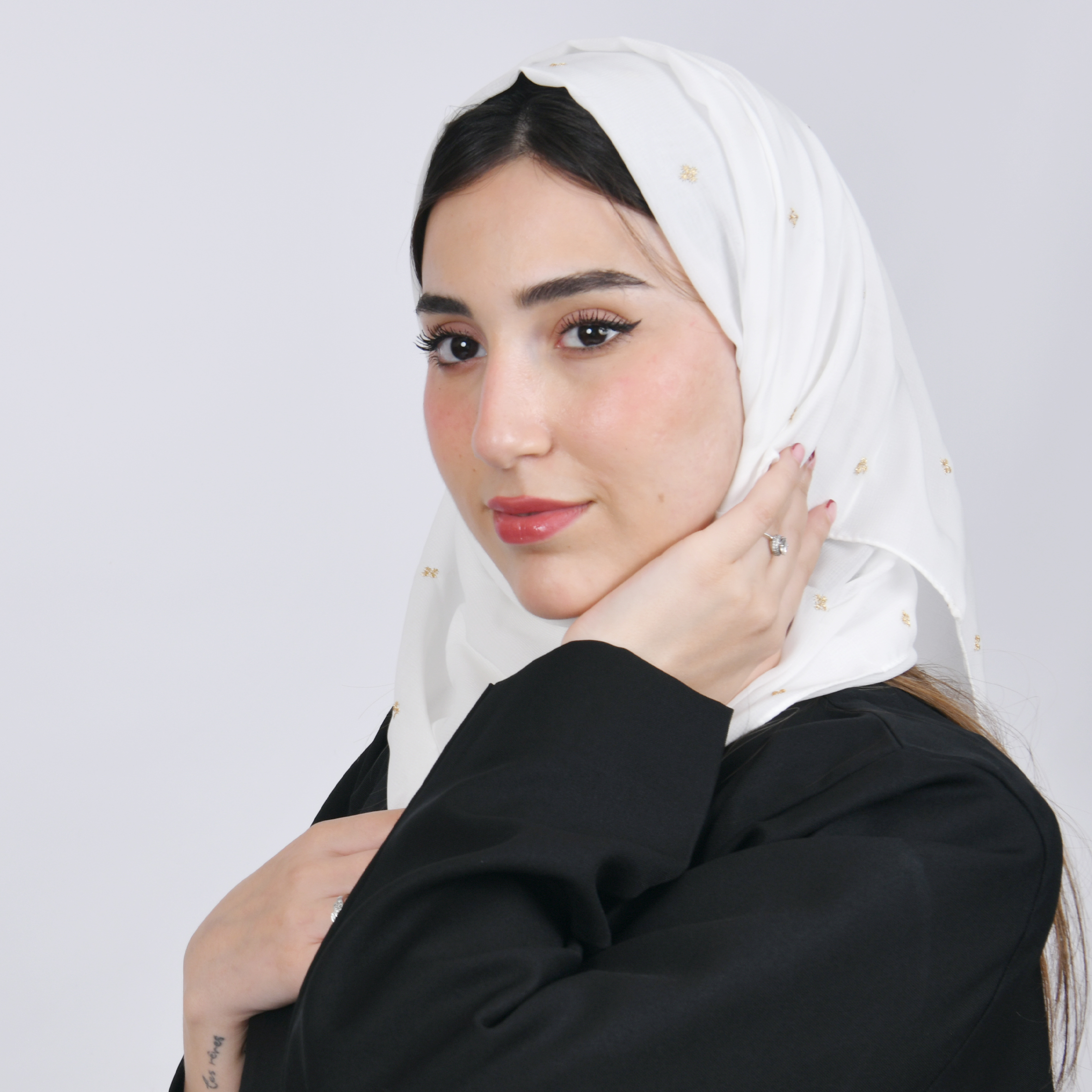  طرحه حرير باللون الابيض بزهور ذهبيه صغيره متفرقه 