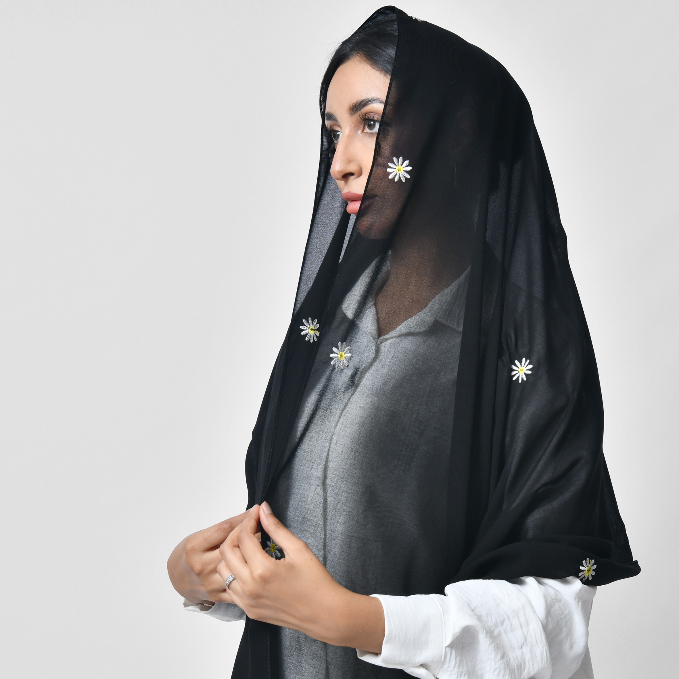  طرحة سوداء مزينة بتطريز ورود بيضاء متفرقة 