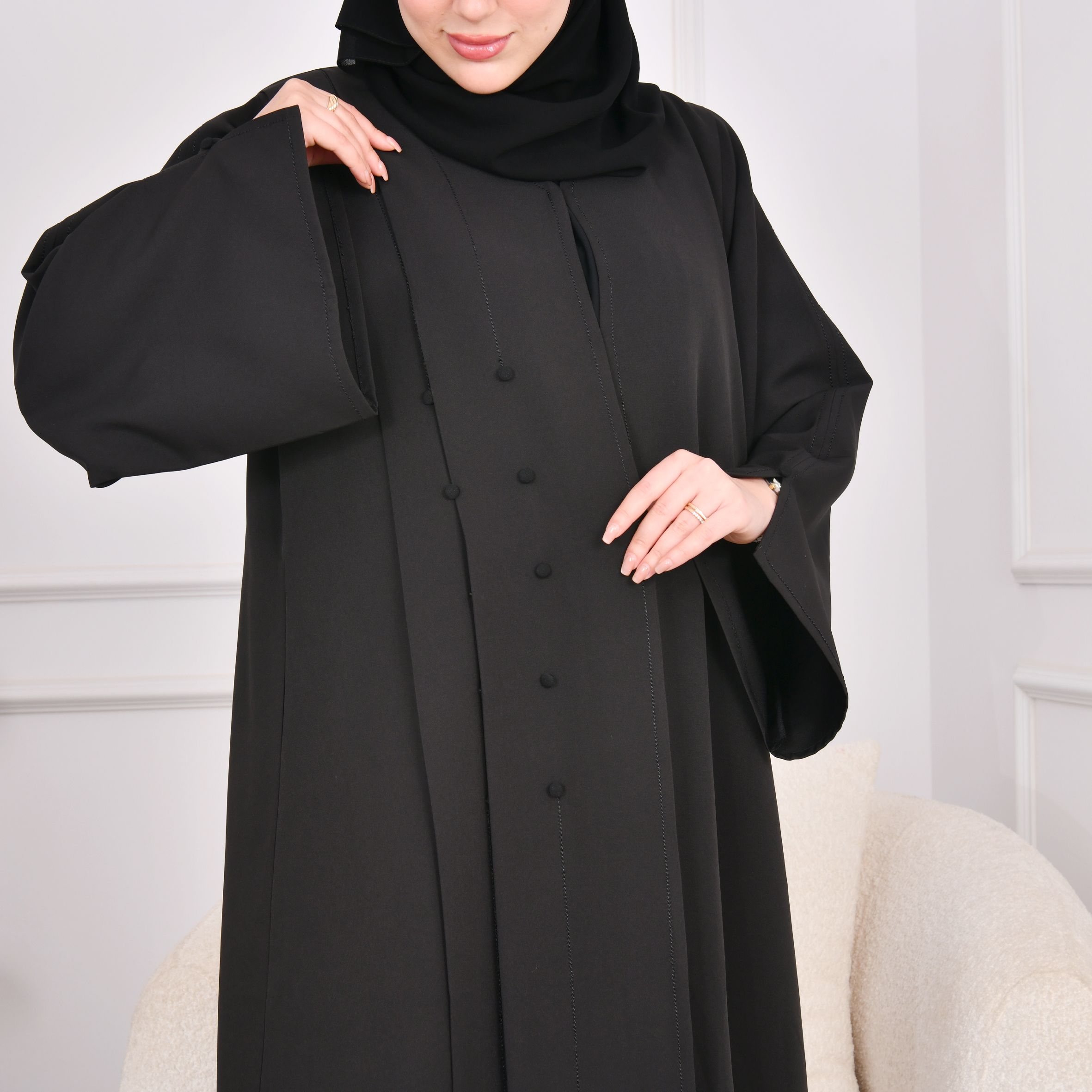  عباية سوداء تصميم اماراتي  ربع كلوش بكسرات طولية مزينة بأزرار جانب واحد  
