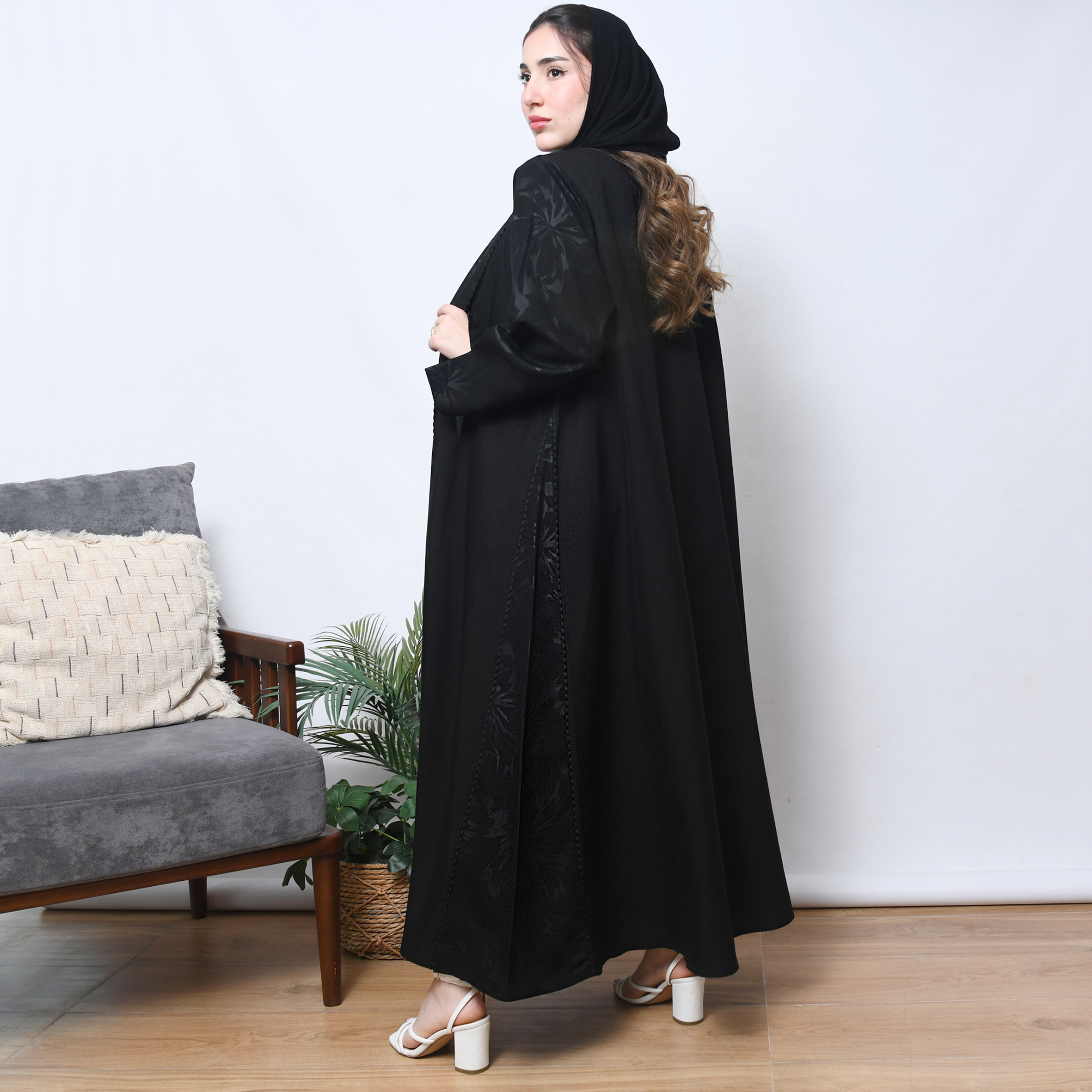  عباية لف كلوش راقي مع تداخل قماش الكريب بطبعات على الاكمام وجانبي العباية  