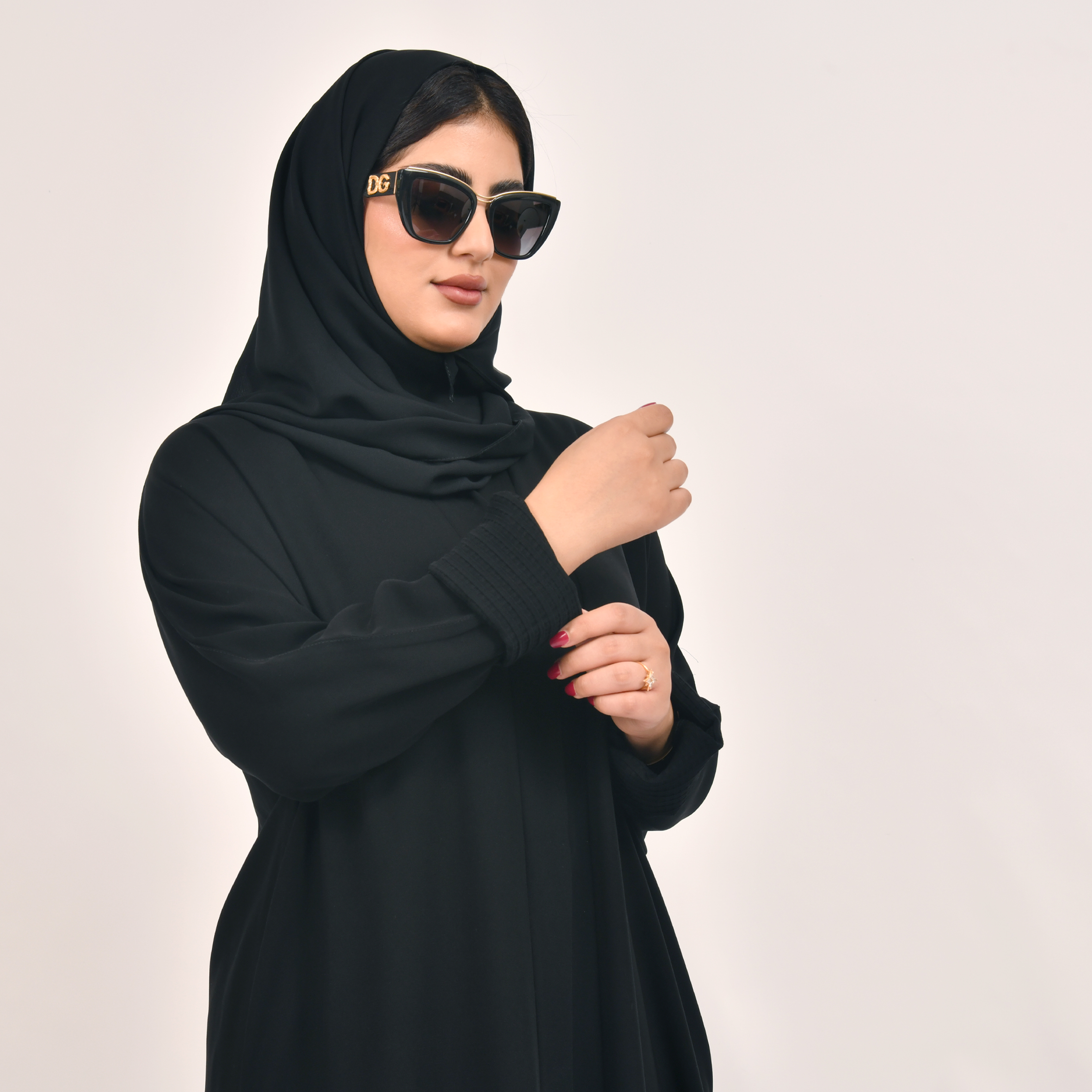  عباية نسائية مغلقة بطقطق مع جيوب و نقش على الأكمام الضيقة بطبقتين 