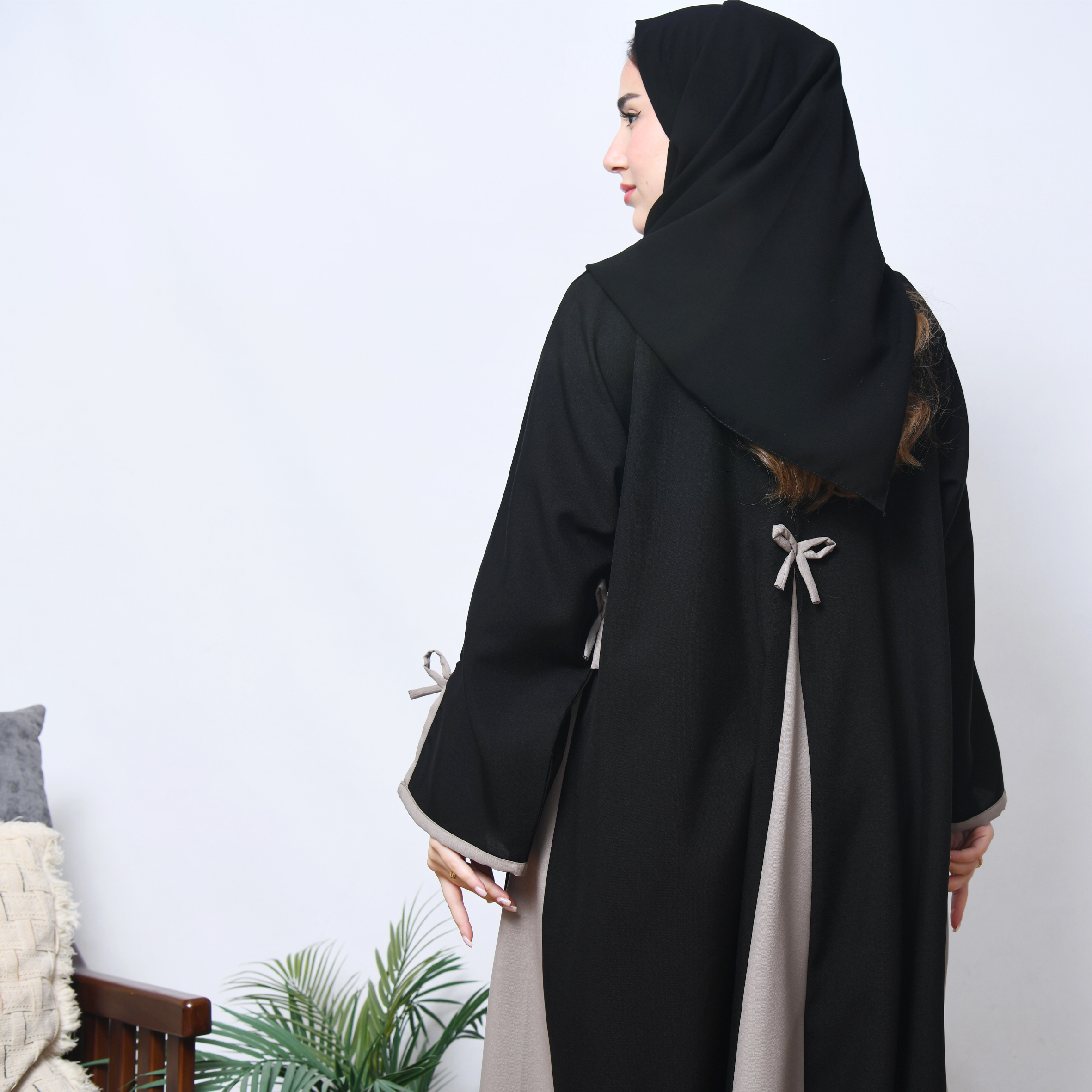  عباية لف كلوش بسيط وراقي بتداخل اللون البيج على الاكمام وبشكل سهمي اسفل العباية مع إضافة ربطة الفيونكة  