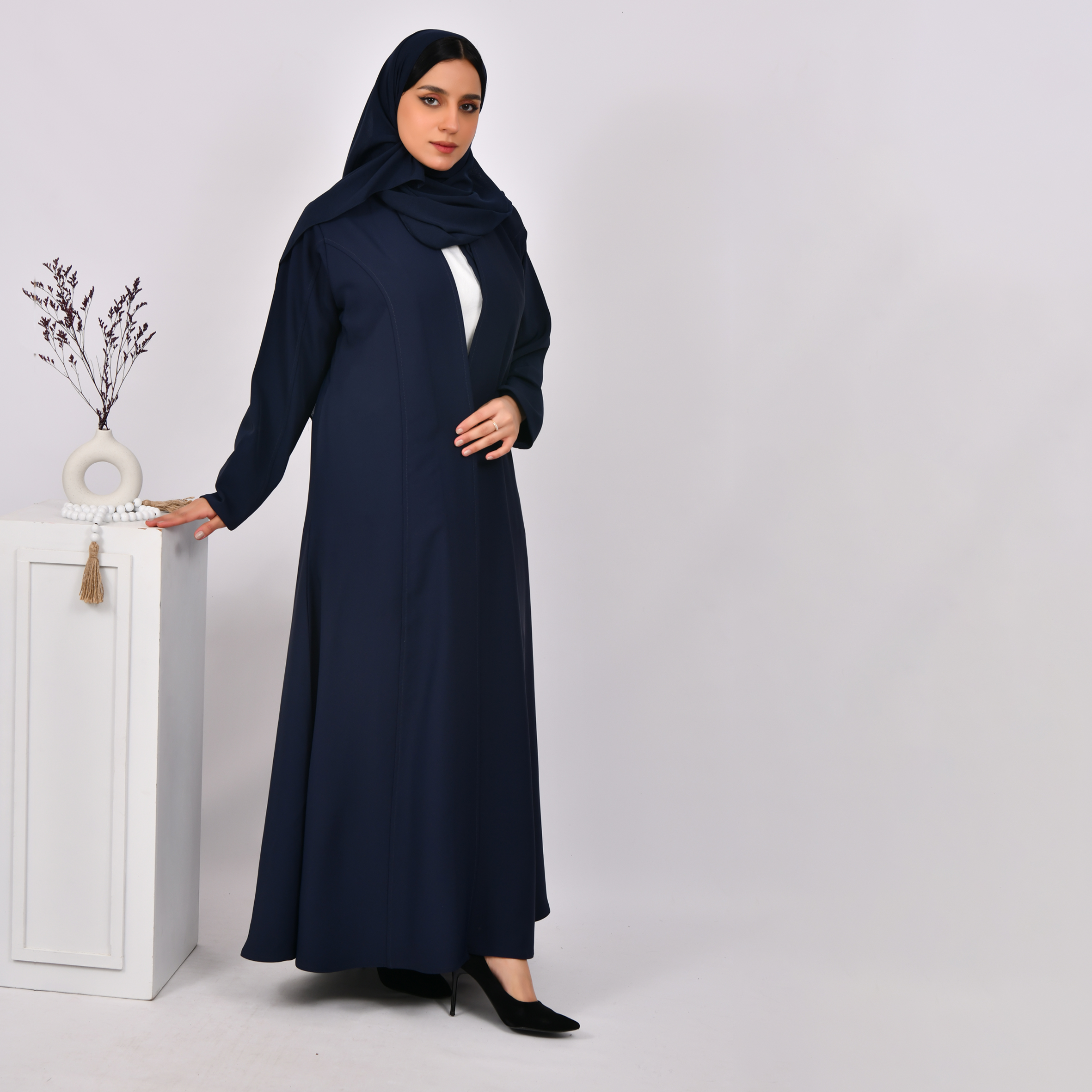  عباية لف باللون الكحلي ربع كلوش بخطوط تفصيلية مع جيوب جانبية مخفية 