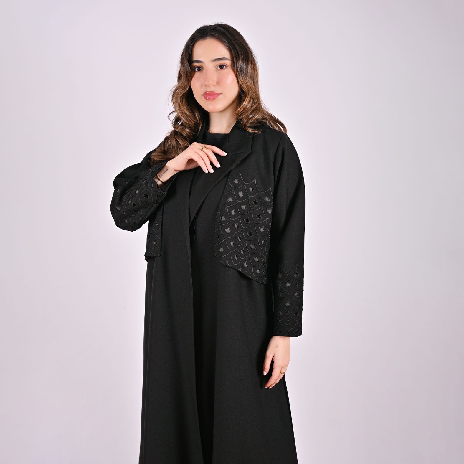  عباية بليزر بقصة مميزة مع بطانة بلون الزيتي الانيق 