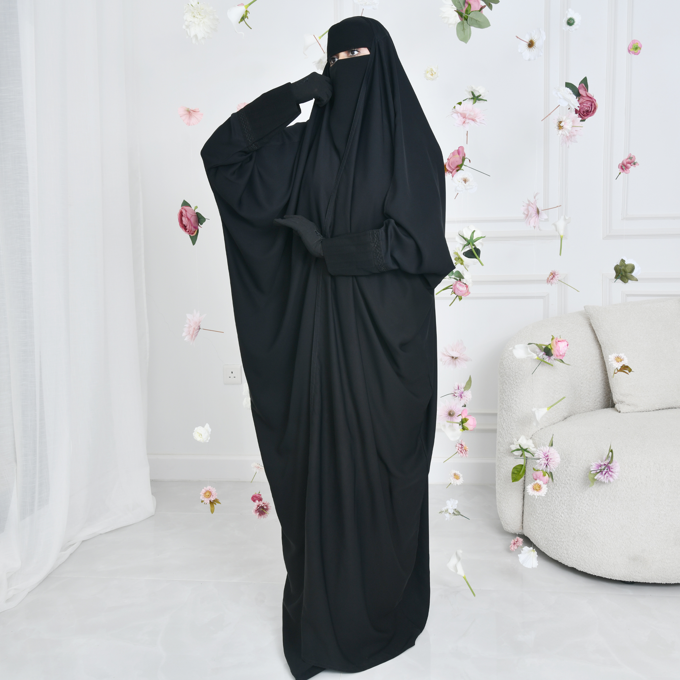  عباية راس بقصة واسعه لف بأكمام ضيقة مزينة بكلفة 