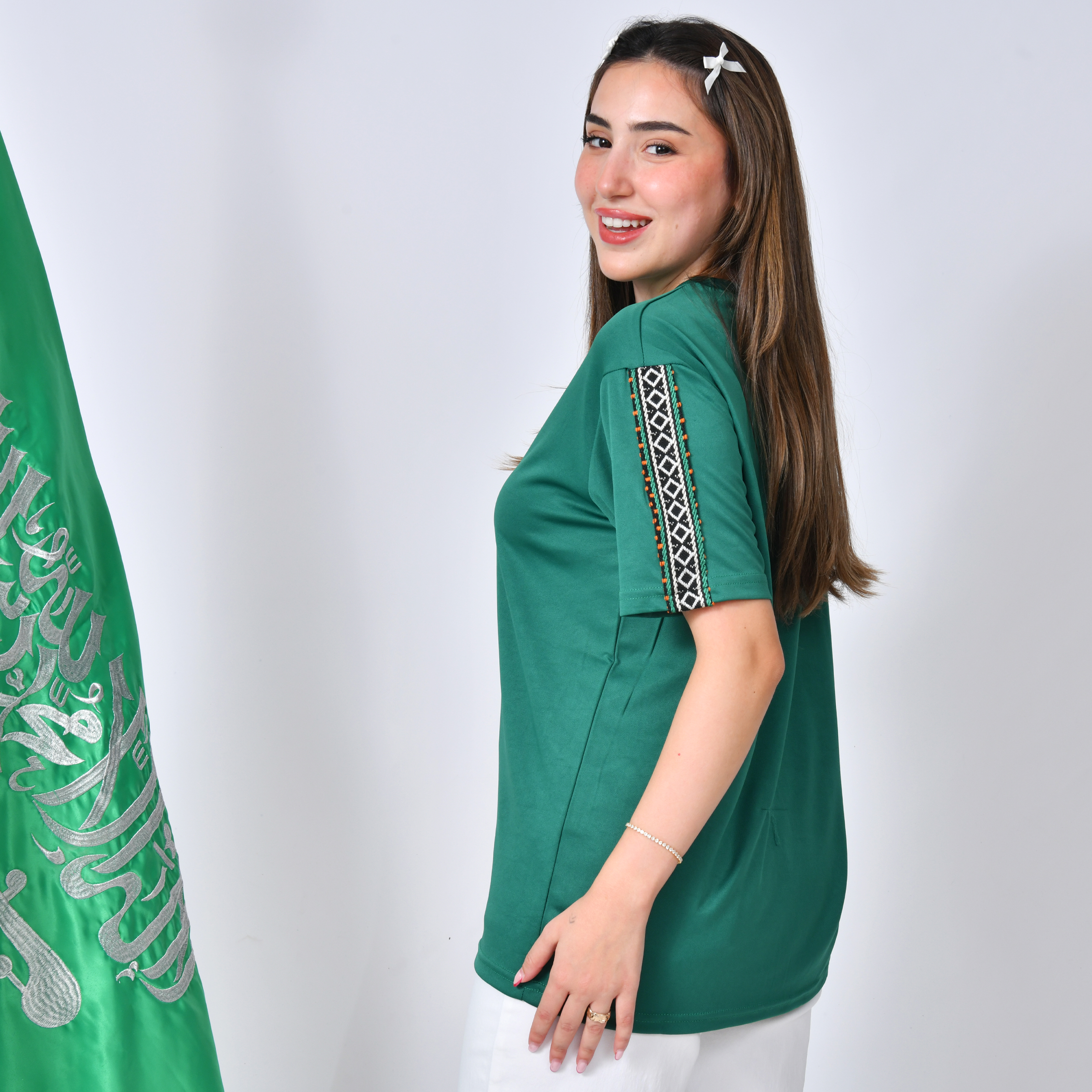  تيشيرت أخضر بتطريز شعارسعودية مع سدو بالاكمام 