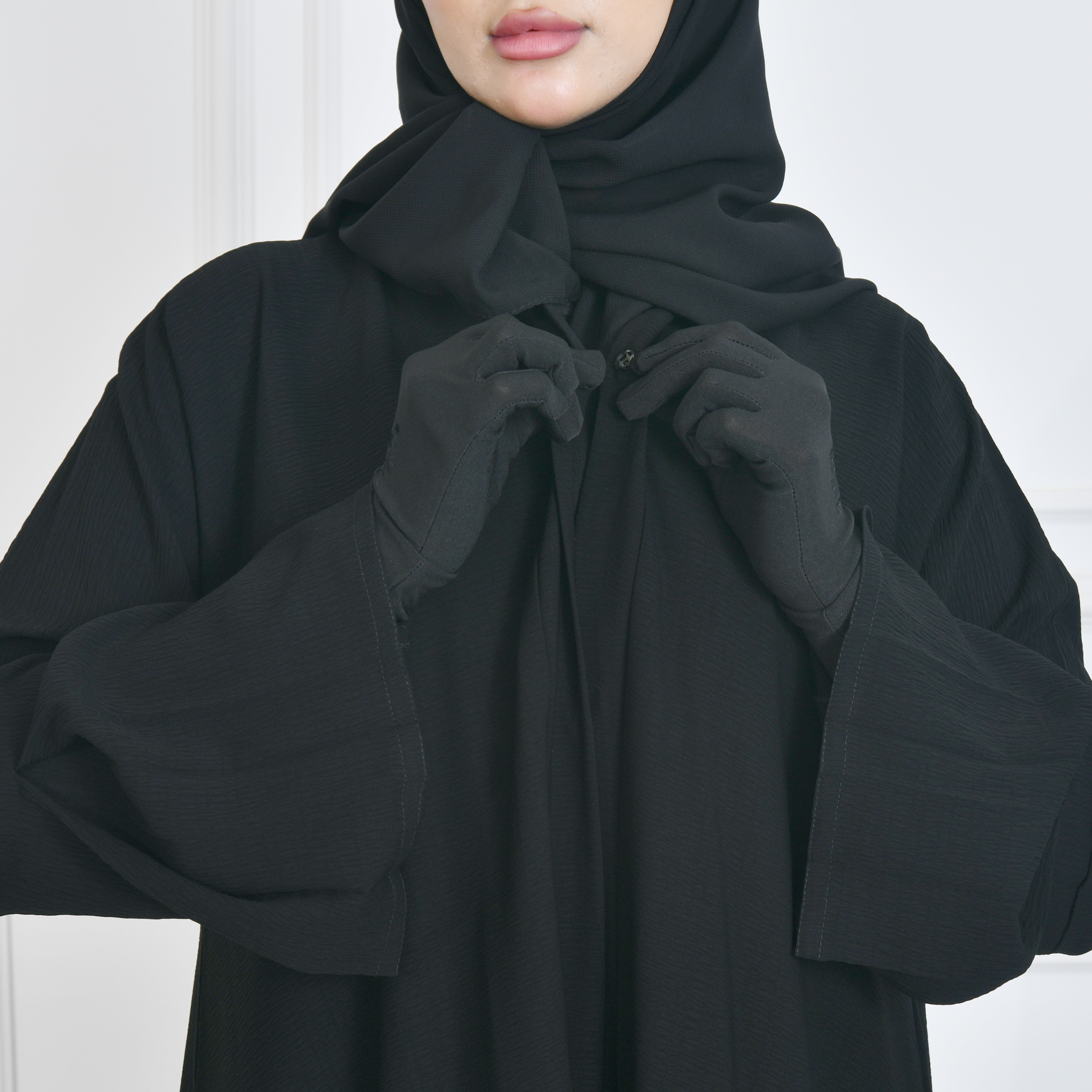  عباية كتف سوداء سادة بكم واسع وكسرات مزينة بأزرار 