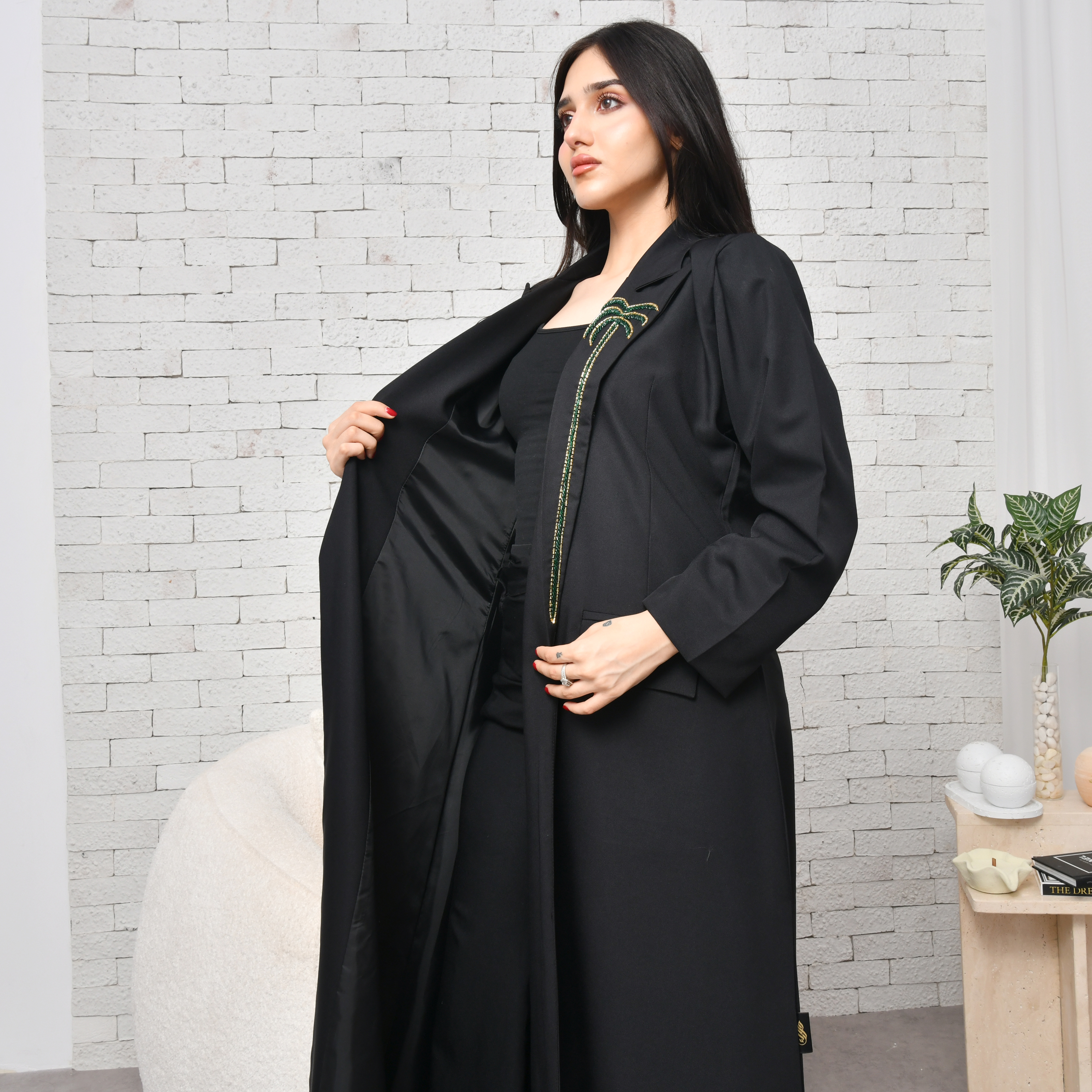  بليزر راقي باللون الأسود مع كتافيات و بطانة داخلية مزينة بشك يدوي على الياقة وجيوب بارزة  