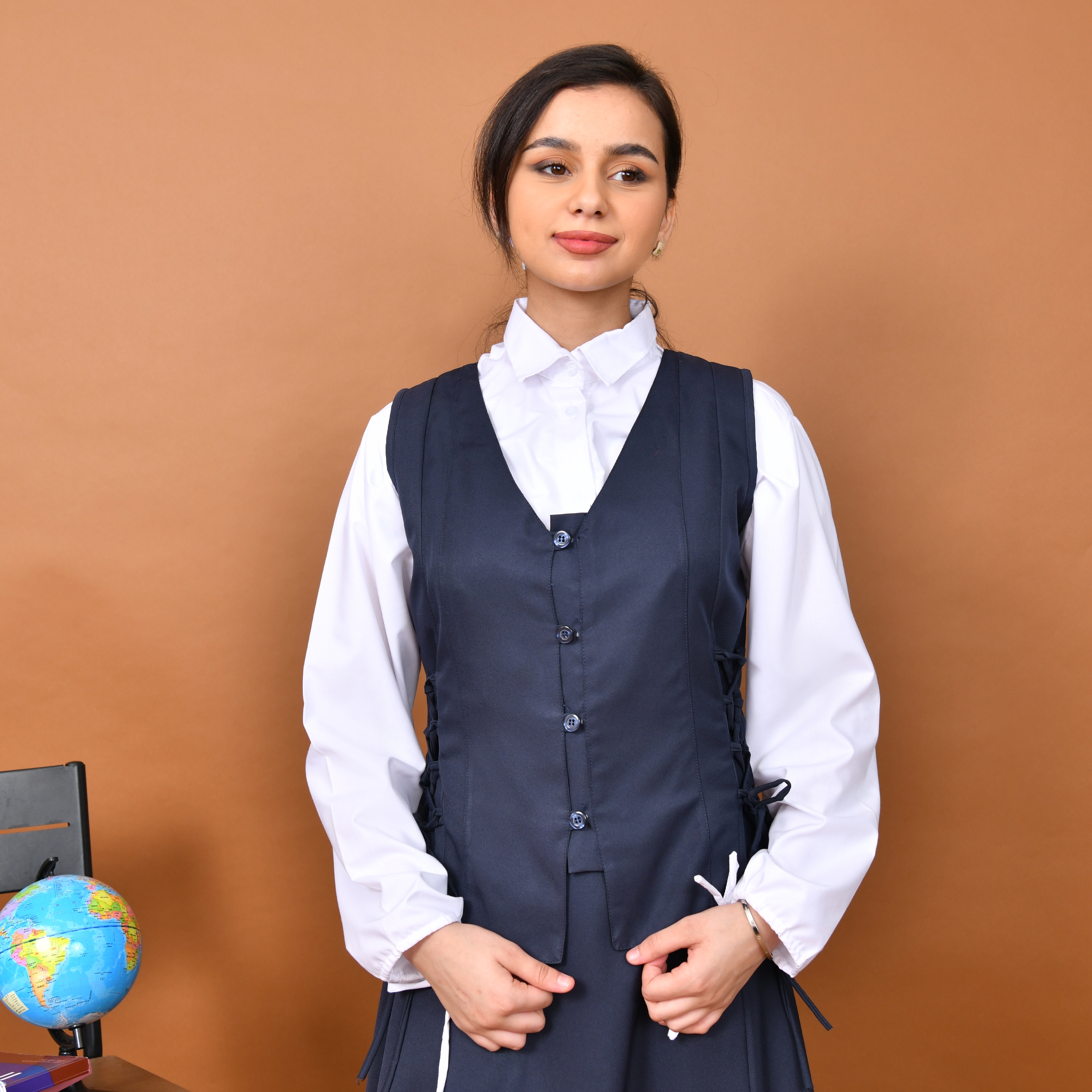  توب بأزرار اغلاق وربطات جانبية للمرحلتين المتوسطة والثانوية 