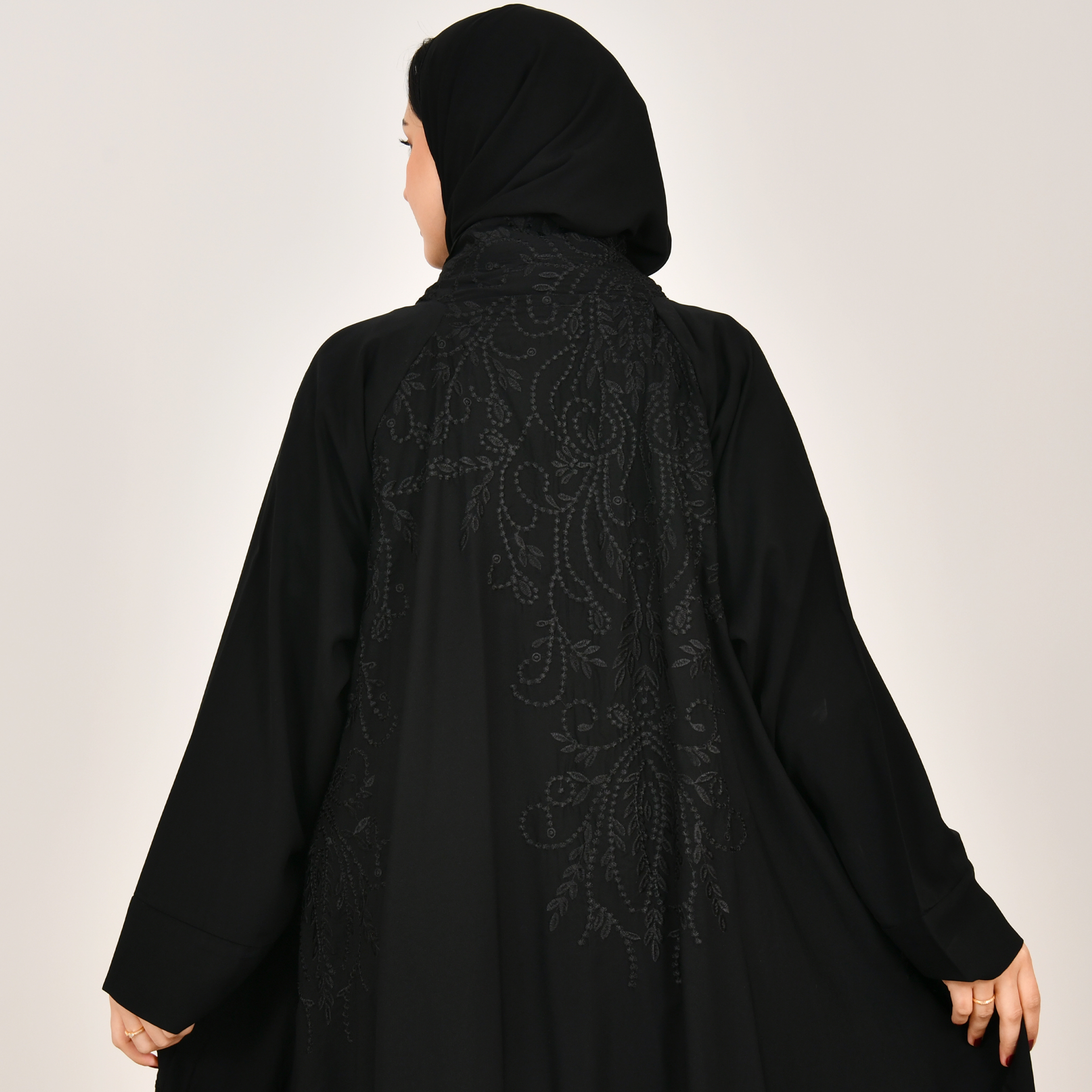  عباية سوداء كلوش بتطريز اسود على كامل العباية 