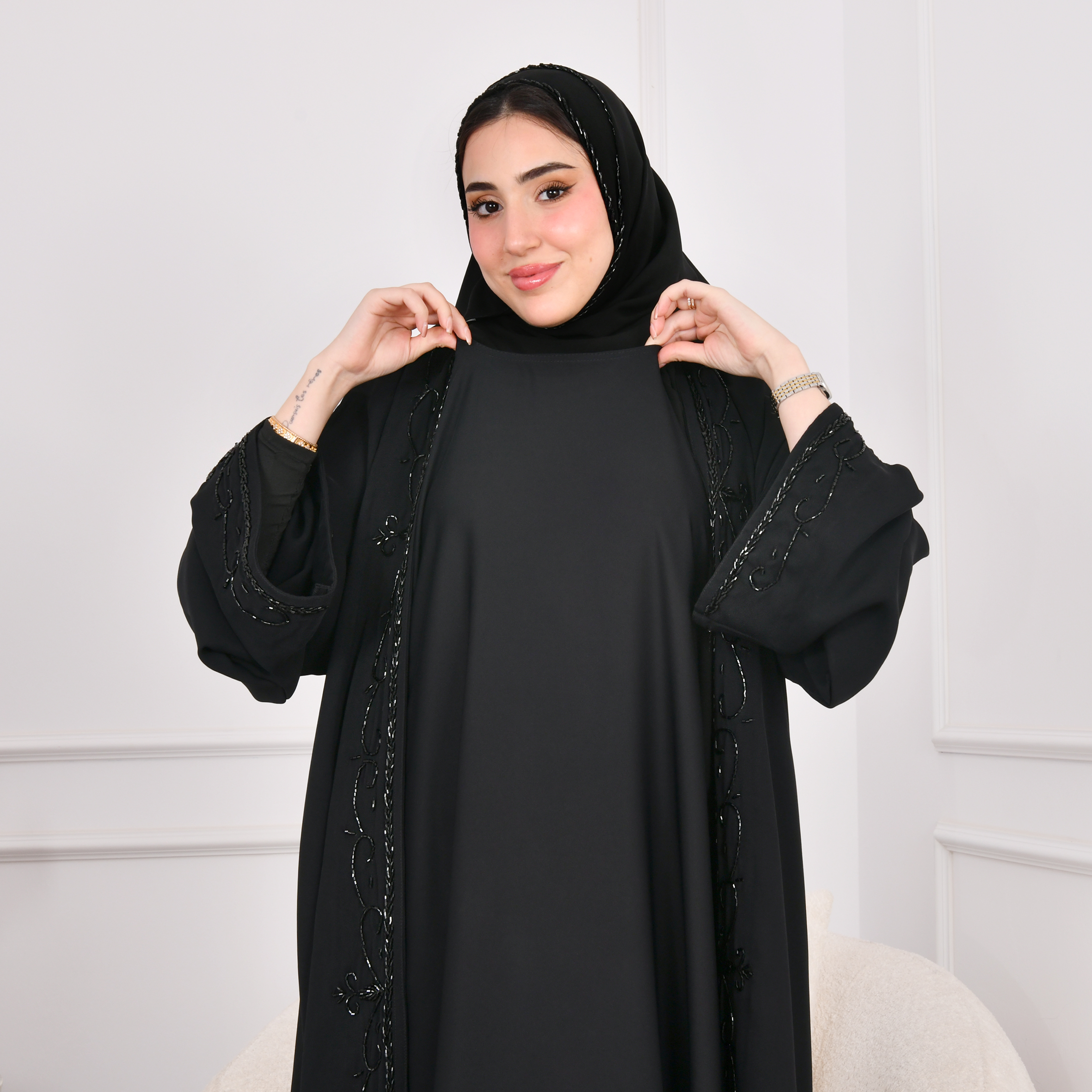  عباية سوداء بكم واسع وفستان متصل مزينة بشك اسود بارز 