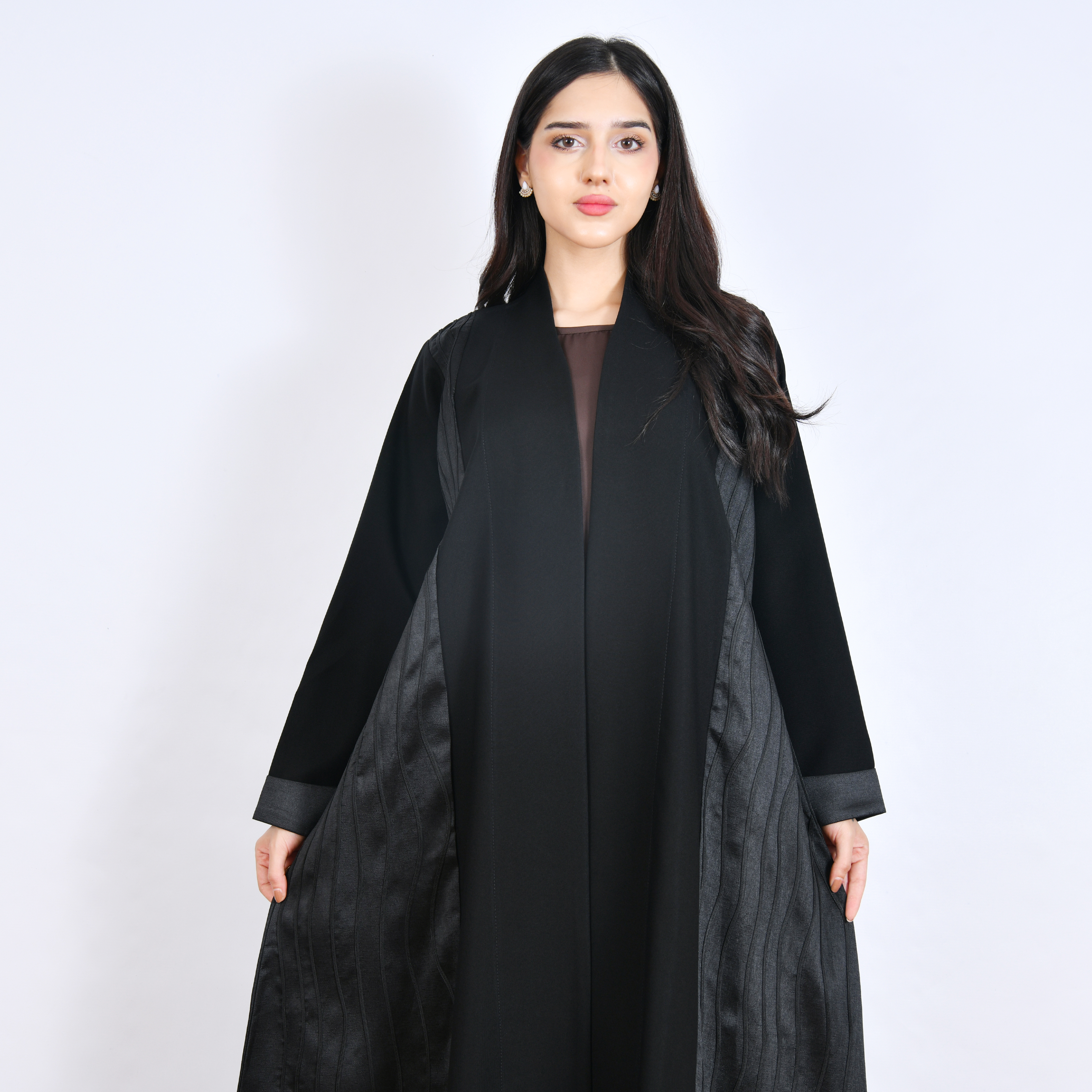  عباية ‎عباية سوداء أنيقة بتصميم نص كلوش ‎مميزة بدمج قماش جاكار منقش على الجوانب والأكمام 
