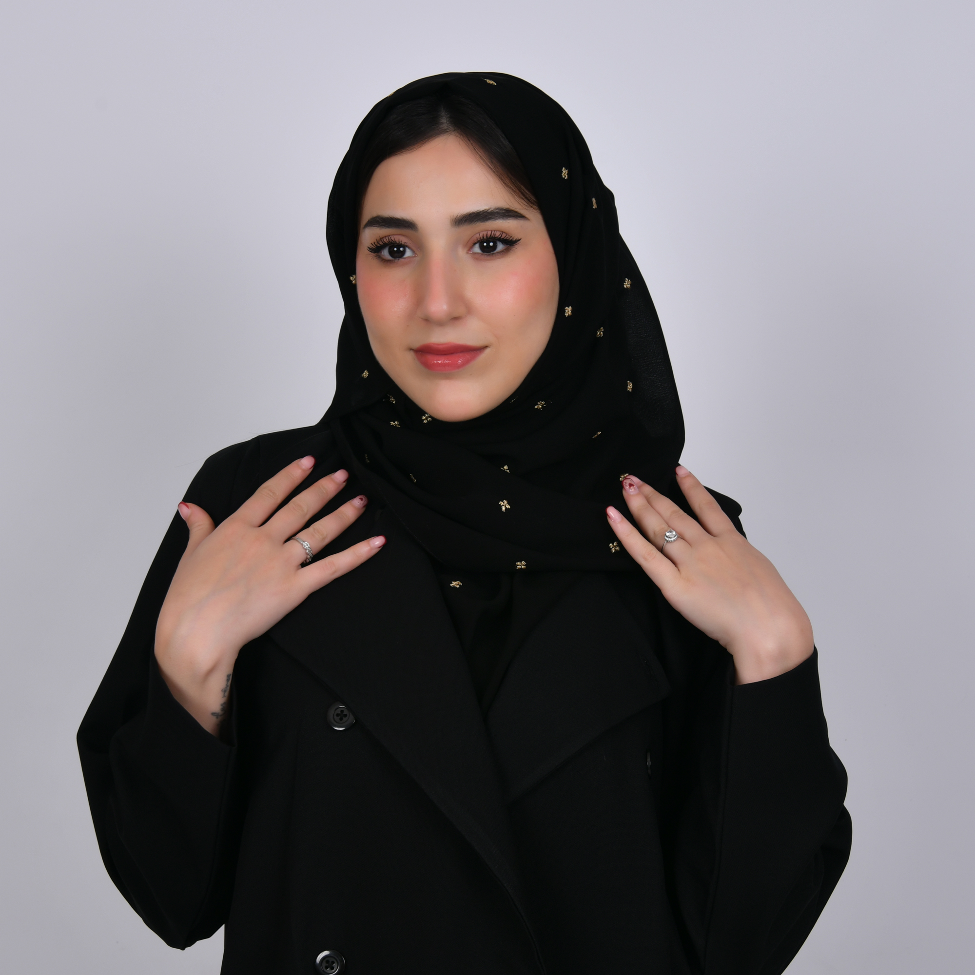  طرحه  حرير بلون اسود  و زهور ذهبيه  صغيره متفرقة   