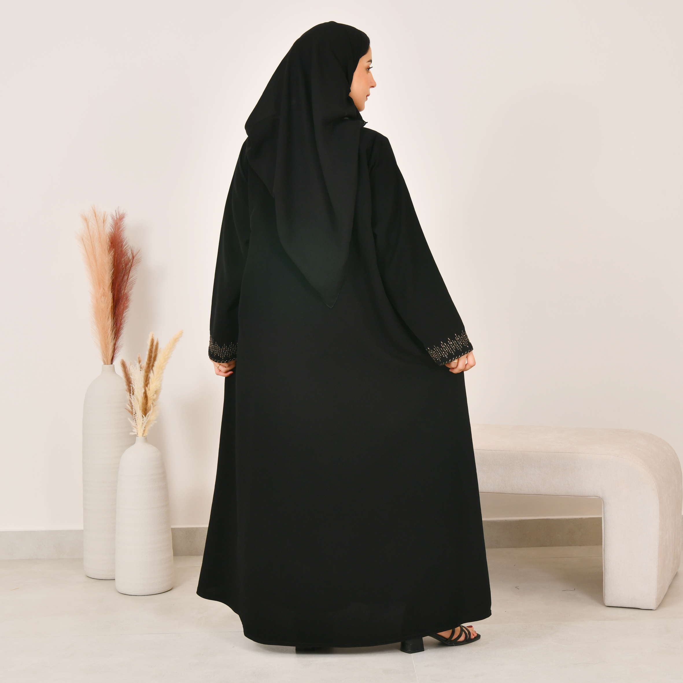  عباية لف سوداء ربع كلوش بتطريز  