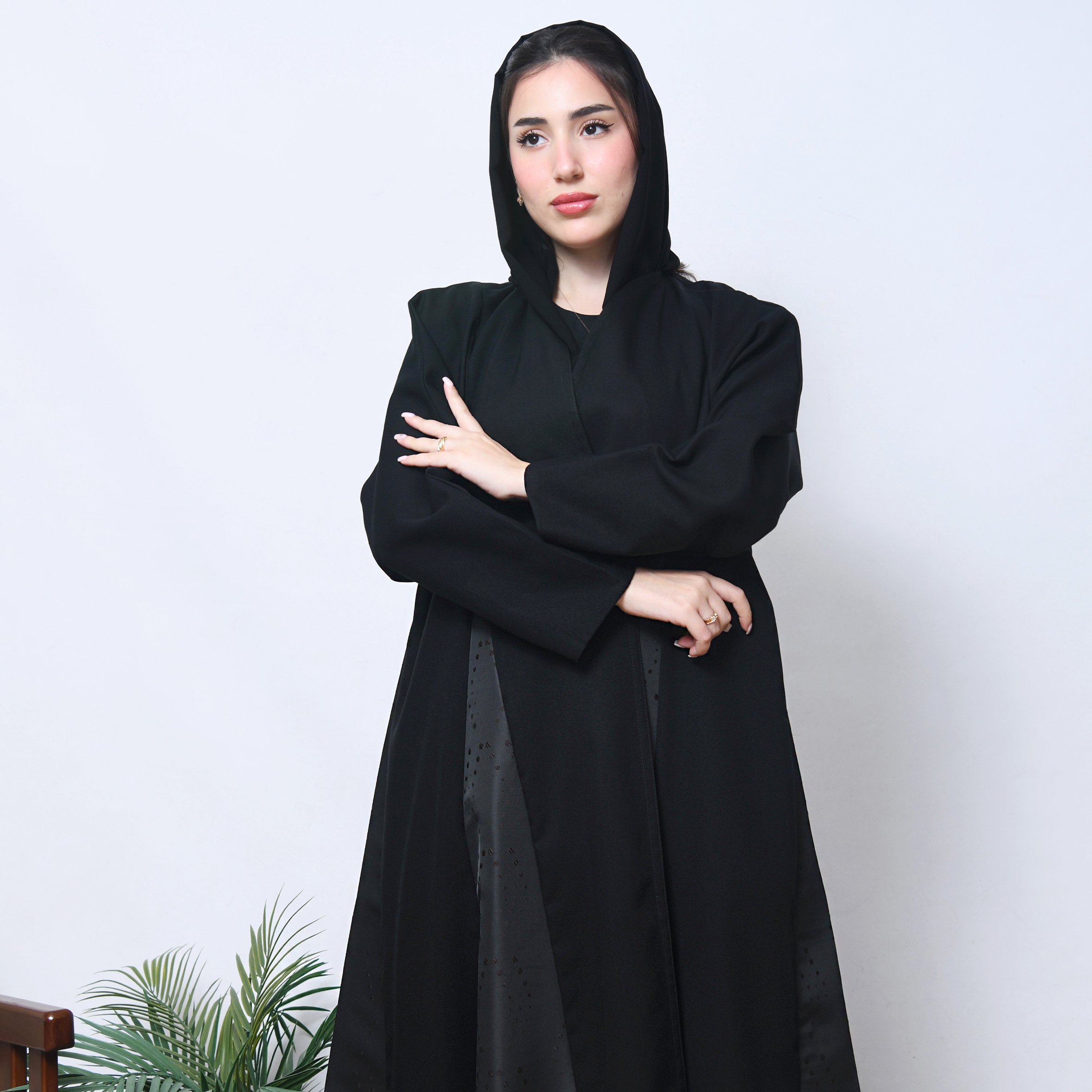  عباية لف كلوش راقي مع تداخل الجاكار  المنقط باللون البني الداكن على الاكمام الدبل واسفل العباية بشكل سهمي  