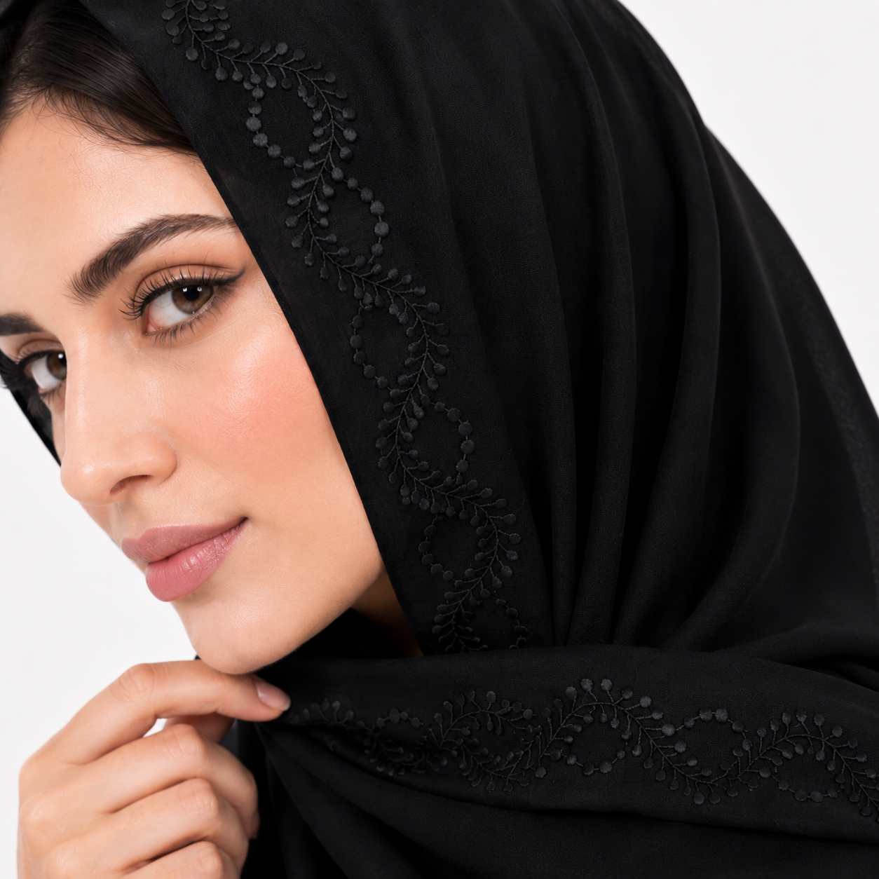  طرحة باللون الاسود مزينة بتطريز حلزوني 