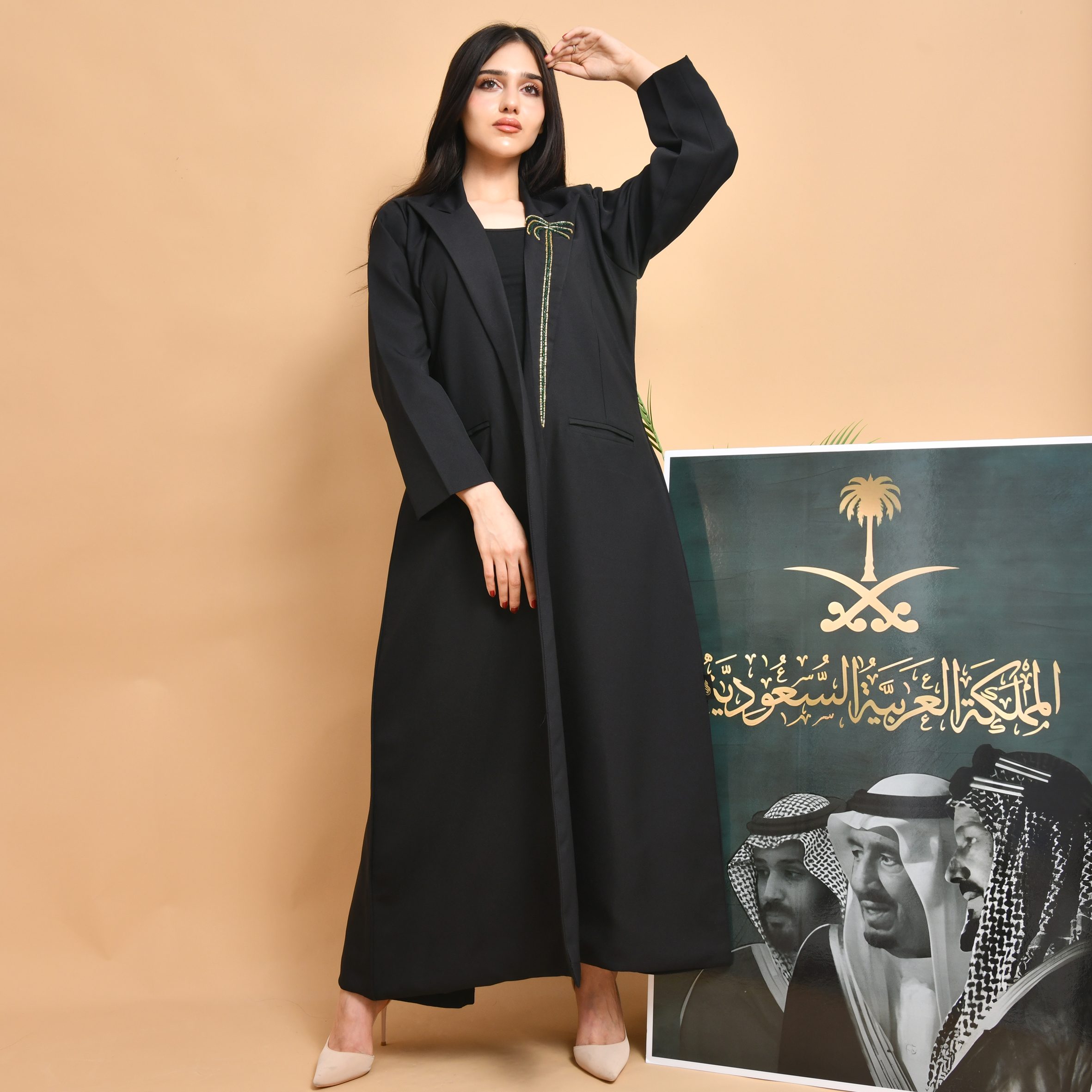  بليزر راقي باللون الأسود مع كتافيات و بطانة داخلية مزينة بشك يدوي على الياقة وجيوب بارزة  