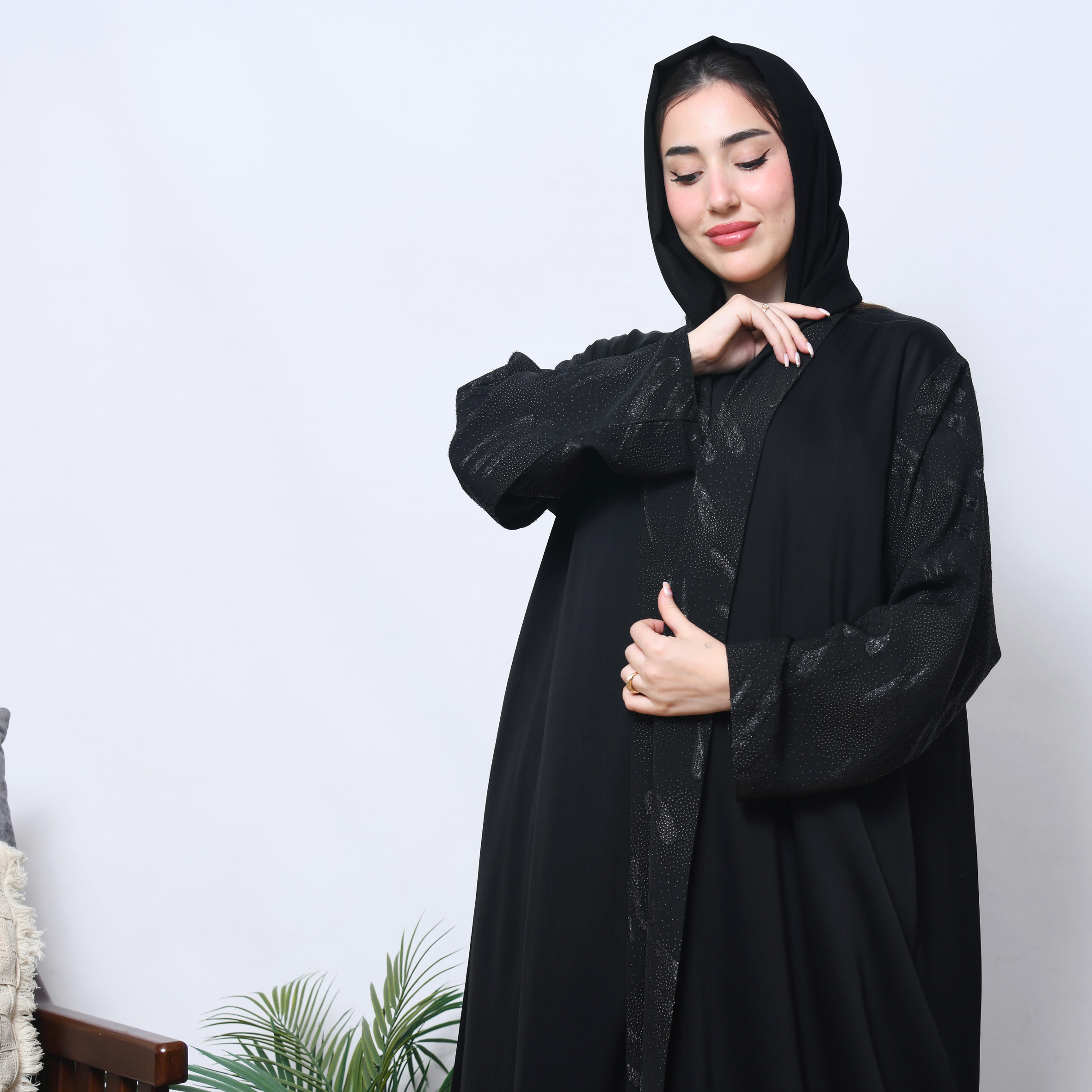  عباية لف سوداء بقماش صيفي مع تداخل قماش الاورقانزا على اطراف العباية والاكمام 