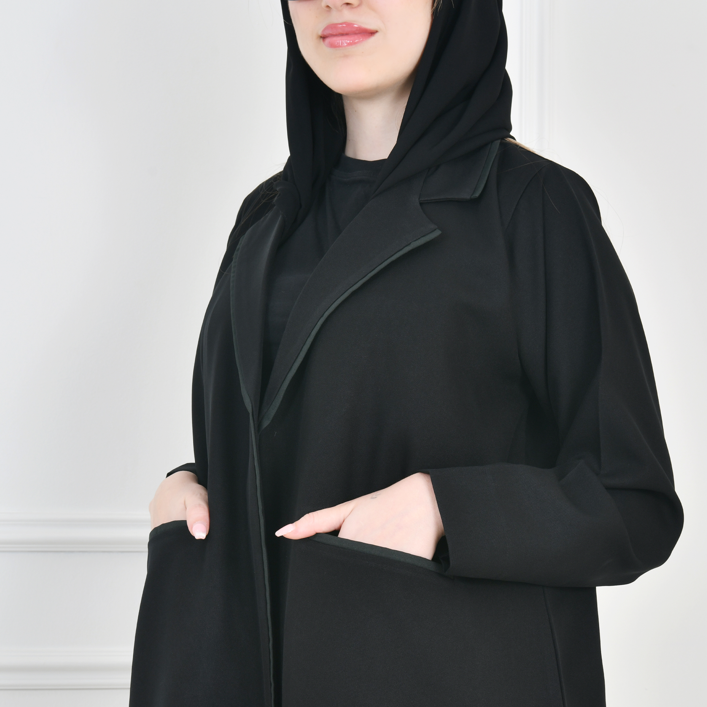  عباية سوداء لف رسمية  بجيوب مخفية امامية محددة الحواف باللون الأخضر  